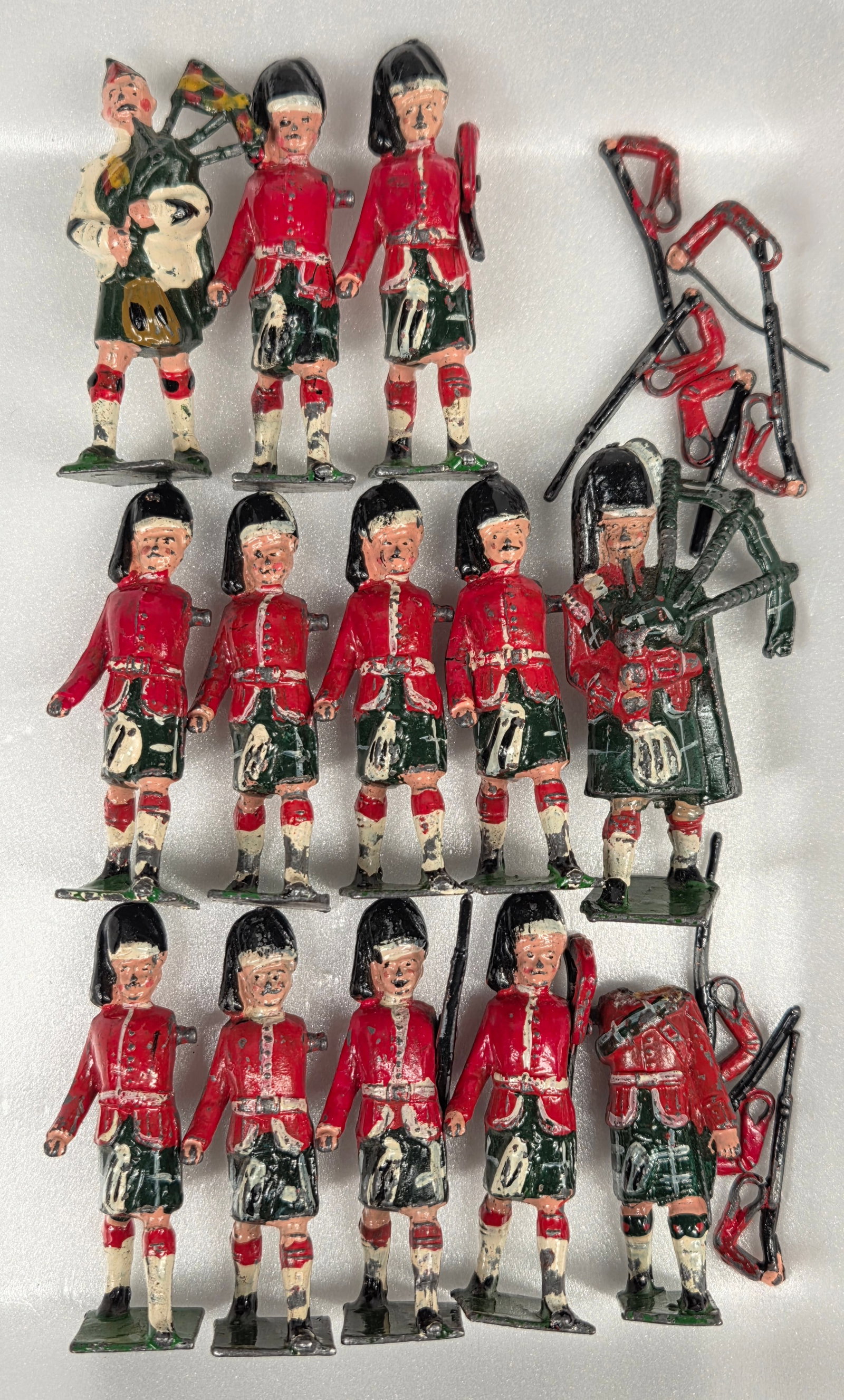 ASSORTED SEAFORTH HIGHLANDERS BAGPIPES SOLDIERS: ALL REMAIN IN FAIR TO GOOD CONDITION, SHOWING SOME PAINT WEAR. SOME LOOSE LIMBS