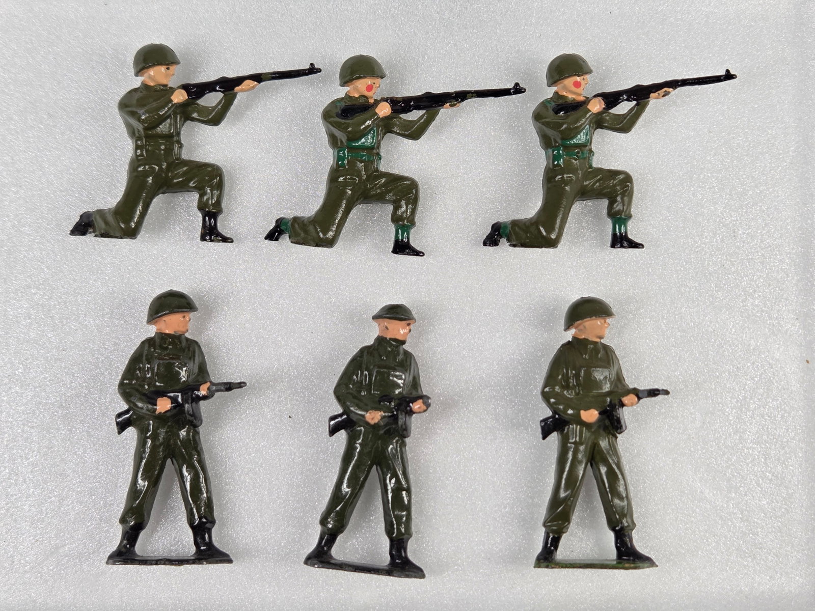 ASSORTED LOT PAINTED LEAD WWII SOLDIERS: ALL REMAIN IN GOOD CONDITION, SHOWING SOME TYPICAL WEAR.