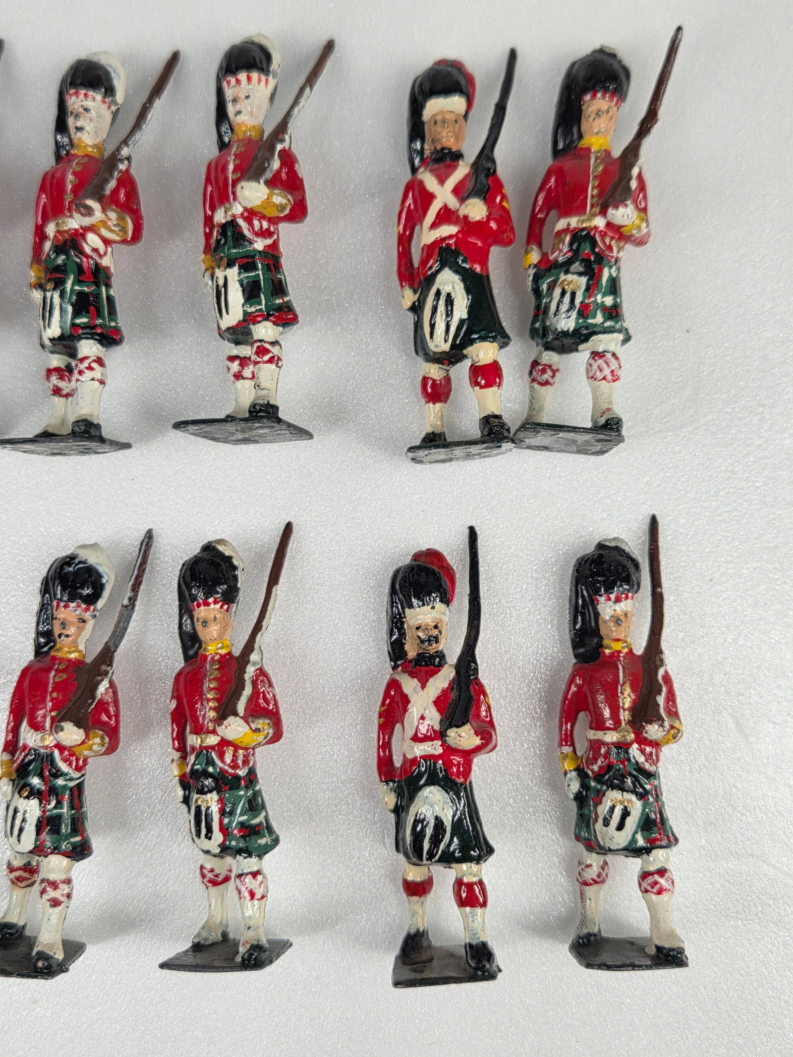 BRITAINS ASSORTED MARCHING GORDON HIGHLANDERS - 3