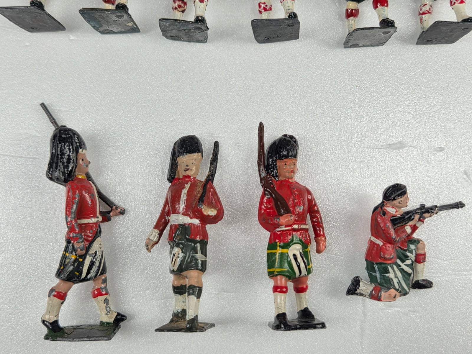 BRITAINS ASSORTED MARCHING GORDON HIGHLANDERS - 4