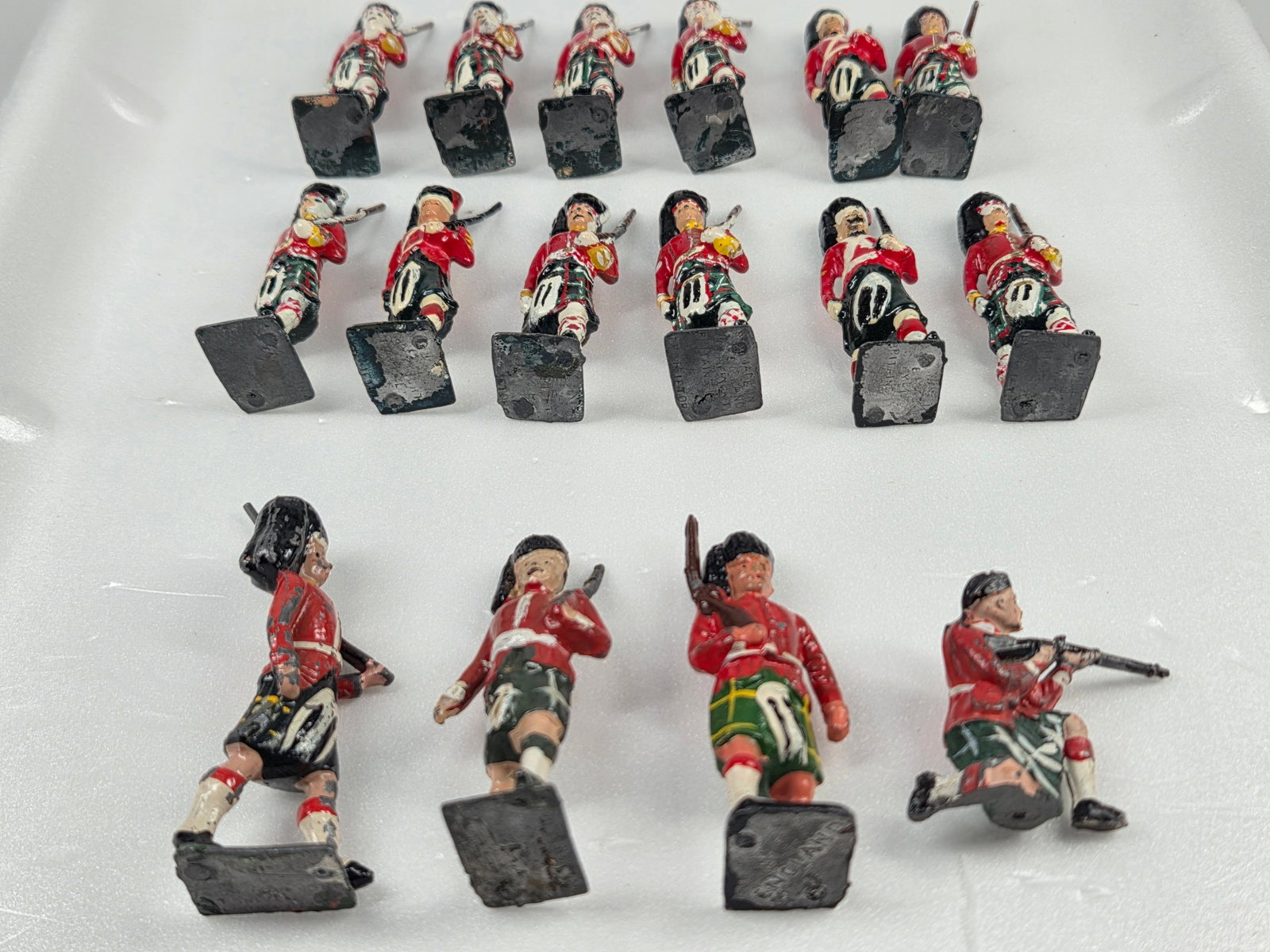 BRITAINS ASSORTED MARCHING GORDON HIGHLANDERS - 5