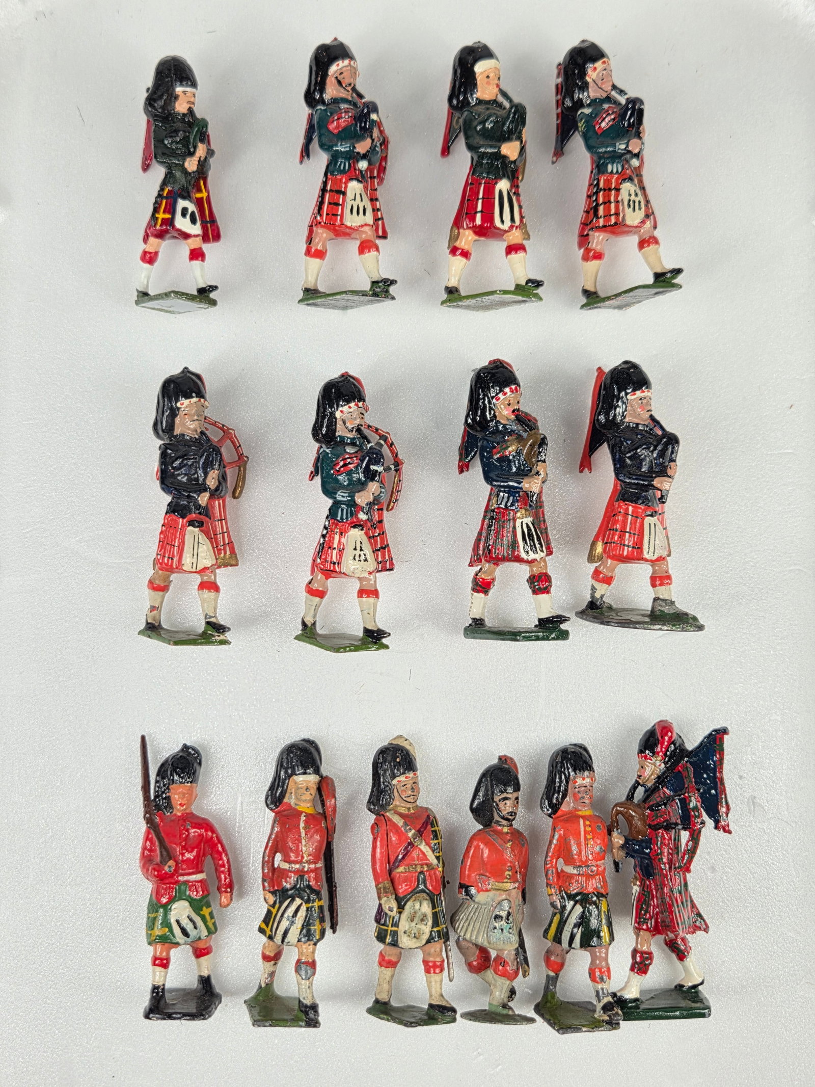 BRITAINS PAINTED LEAD BLACK WATCH SOLDIERS: ALL REMAIN IN GOOD CONDITION, SHOWING GENERAL TYPICAL WEAR