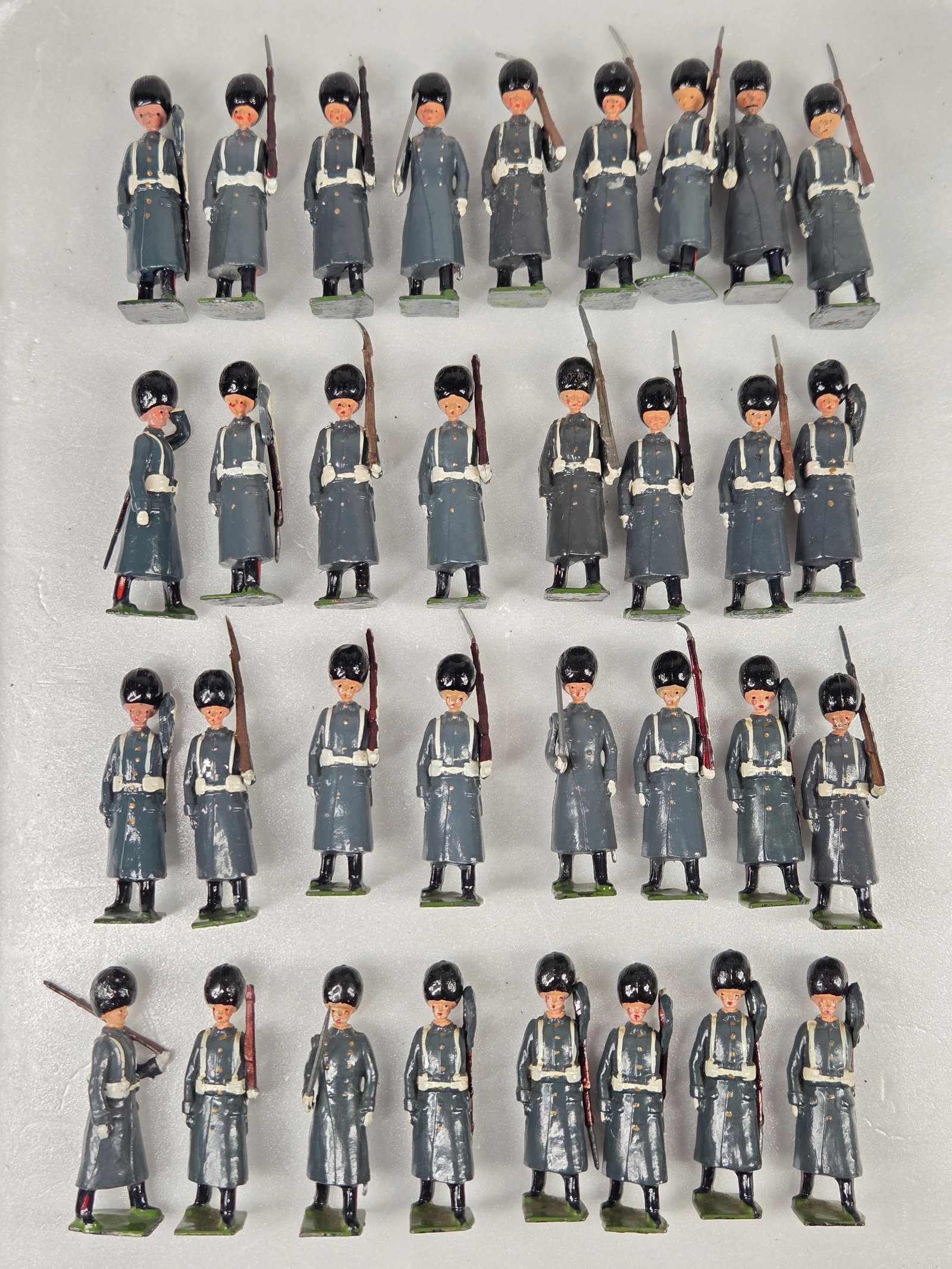 ASSORTED BRITAINS HAND PAINTED LEAD SCOTS GUARDS (1 of 4)