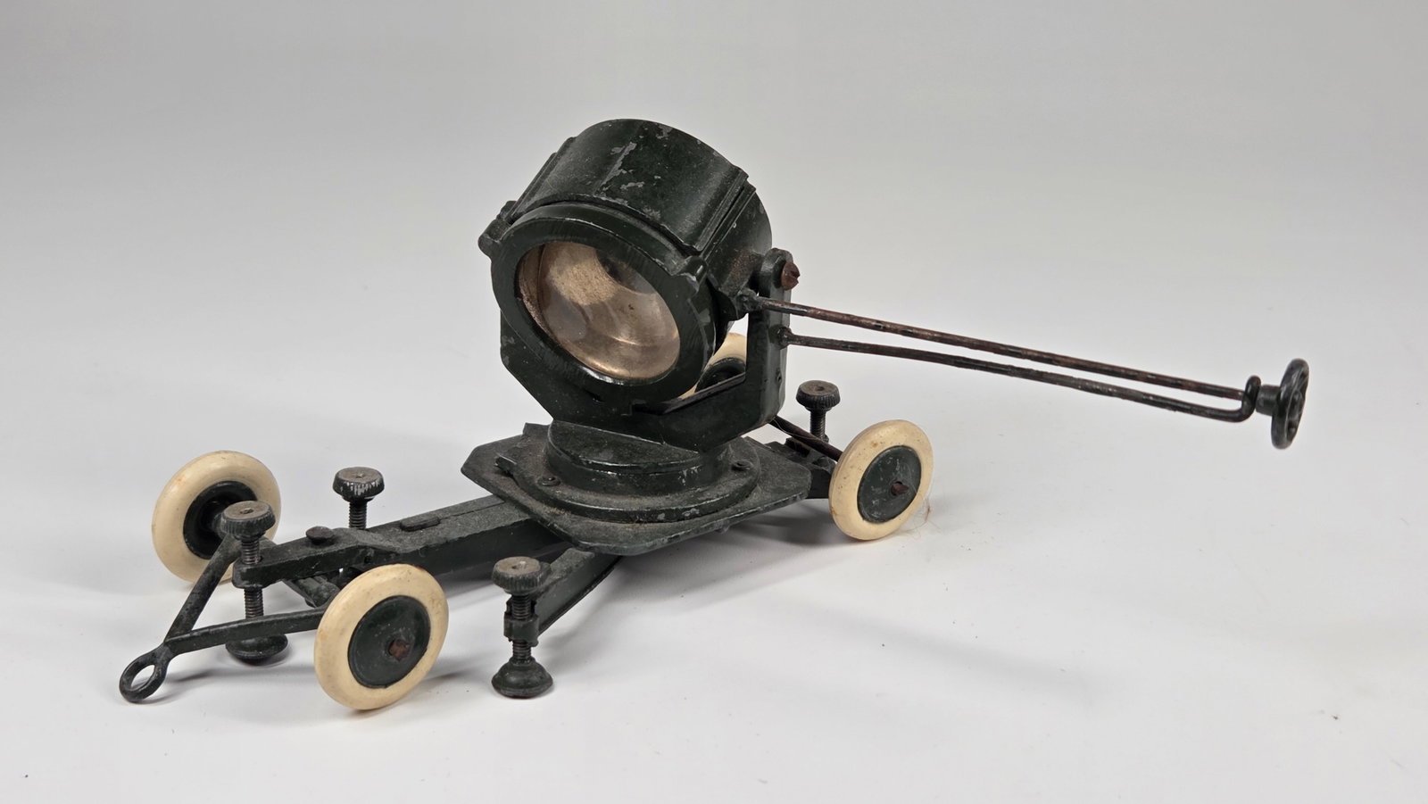 BRITAINS MILITARY SEARCHLIGHT ON MOBILE CHASSIS
