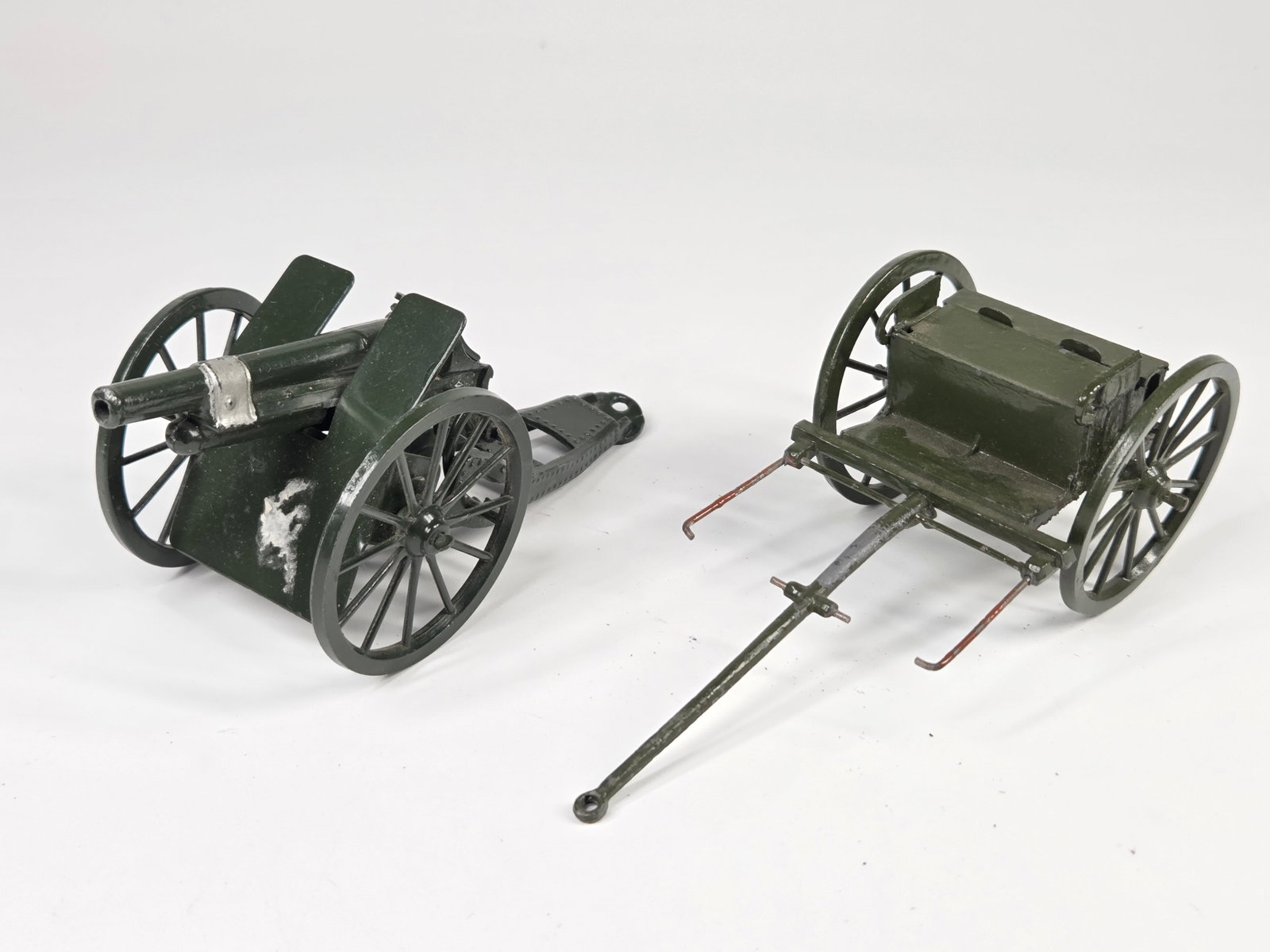BRITAINS PAINTED METAL ARTILLERY GUN & AMMO CART: ALL REMAIN IN GOOD CONDITION SHOWING SOME TYPICAL WEAR, PAINT LOSS