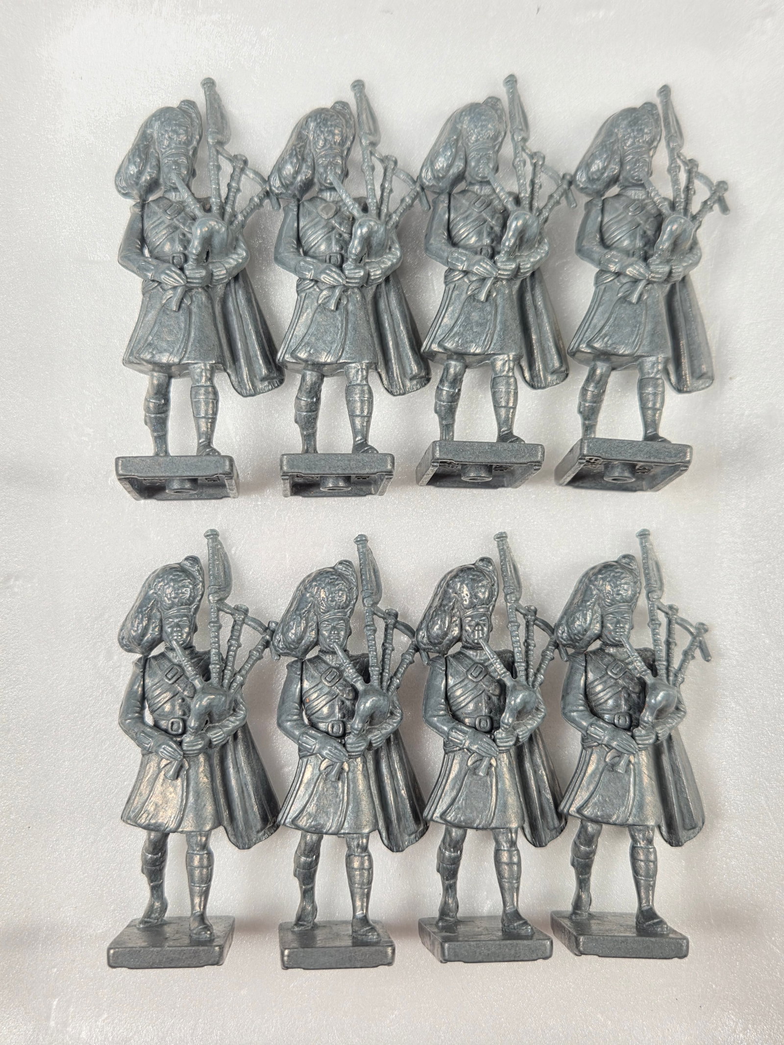 8) BRITAINS UNPAINTED SCOTTISH BAGPIPERS (1 of 4)
