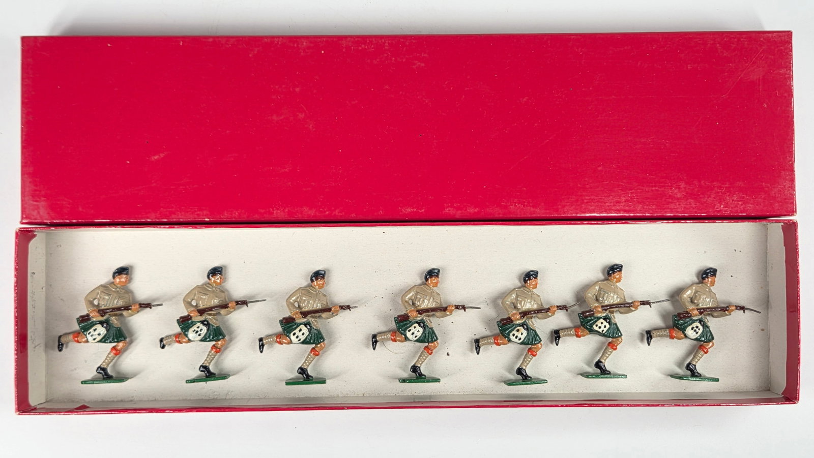 7) CHARGING SEAFORTH HIGHLANDER PAINTED SOLDIERS (1 of 6)