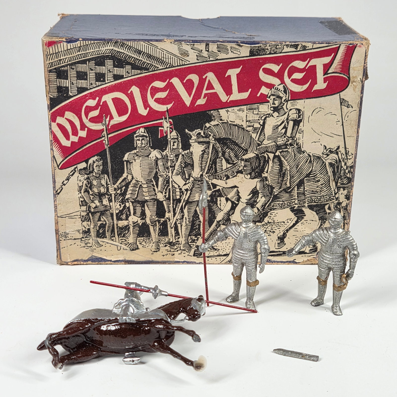 AMC E.3 MEDIAEVAL FIGURE SET KNIGHTS JOUSTING: SET REMAINS IN GOOD CONDITION, SHOWING SOME TYPICAL PAINT / USAGE WEAR. IN BOX.