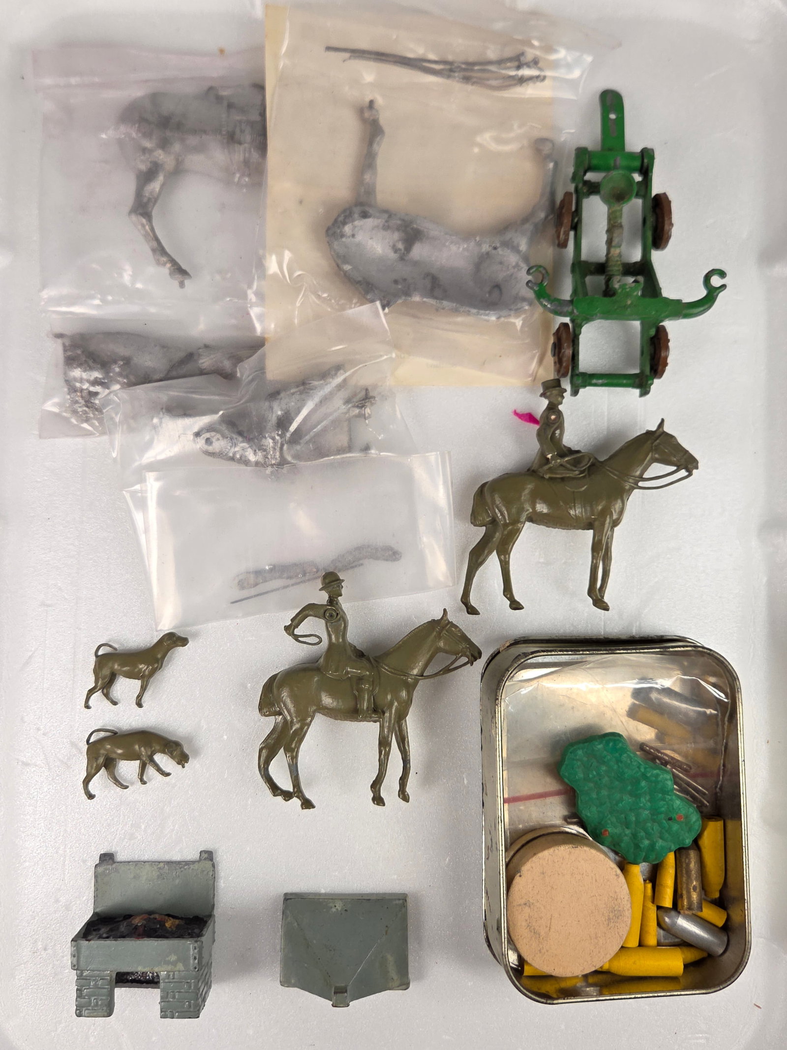 MIXED LEAD LOT - FOX HUNT TREBUCHET UNPAINTED: GROUP CONTAINS FIGURES AND PIECES. GOOD CONDITION