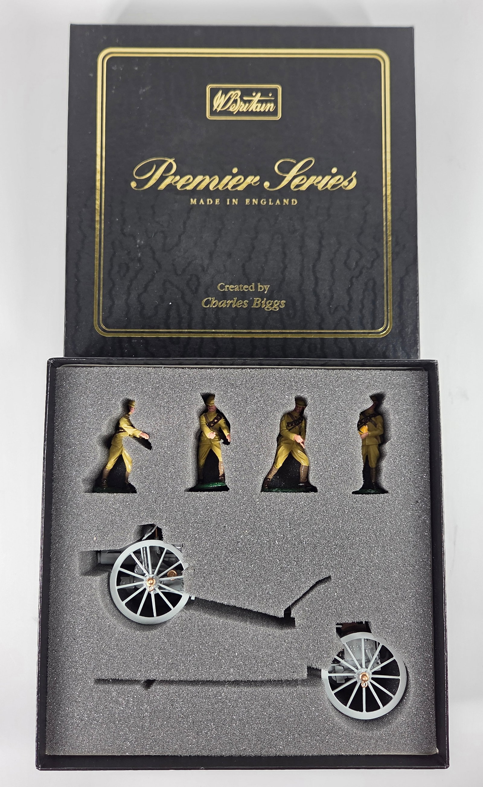 BRITAINS 8915 4.5 HOWITZER LIMBER FOREIGN SERVICE: PREMIER SERIES SET REMAINS IN VERY GOOD CONDITION IN ORIGINAL BOX