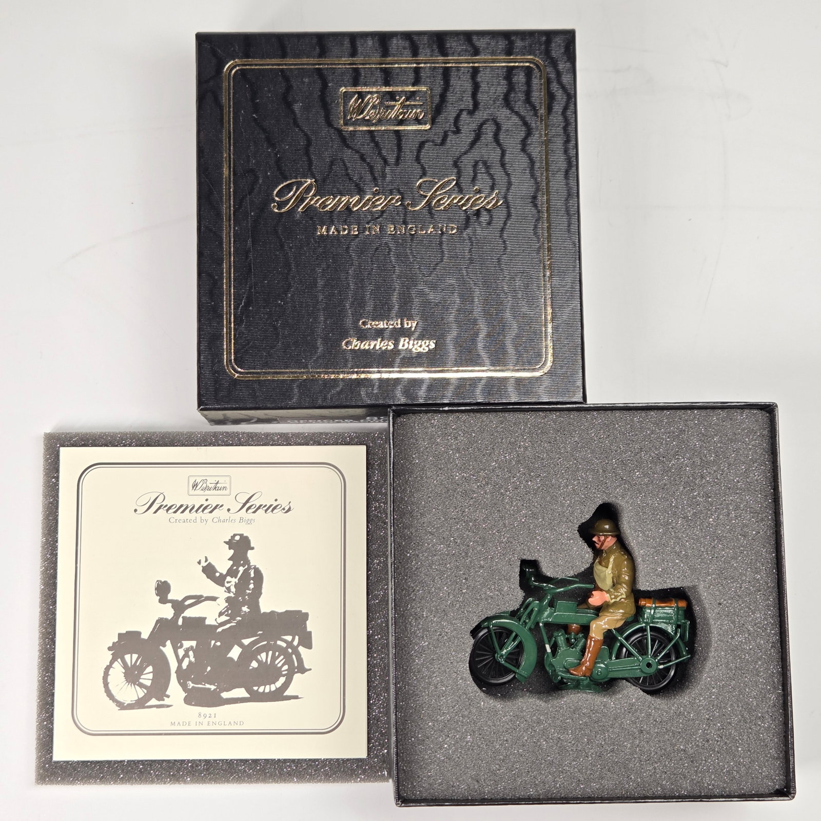 BRITAINS PREMIER 8921 OFFICER ON MOTORCYCLE BIGGS: PREMIER SERIES SET REMAINS IN VERY GOOD CONDITION IN ORIGINAL BOX