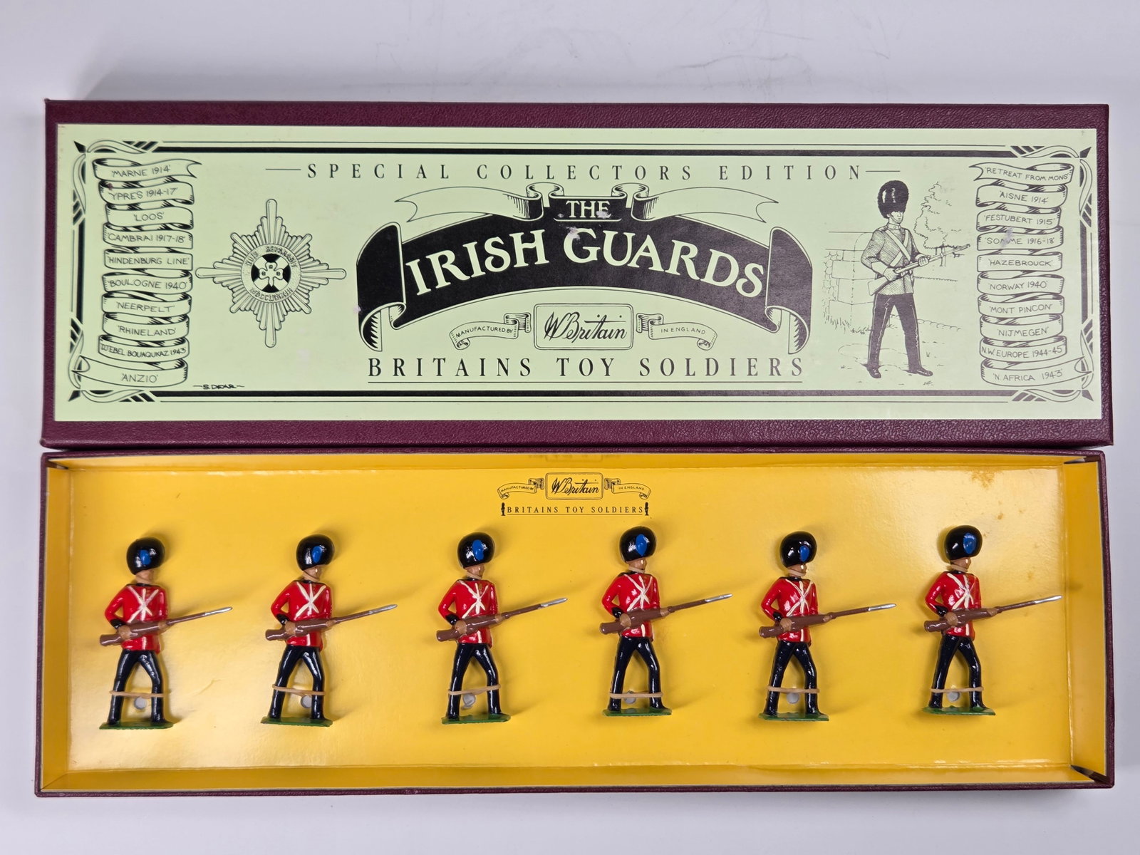 BRITAINS 8805 IRISH GUARD SPECIAL COLLECTORS ED (1 of 4)