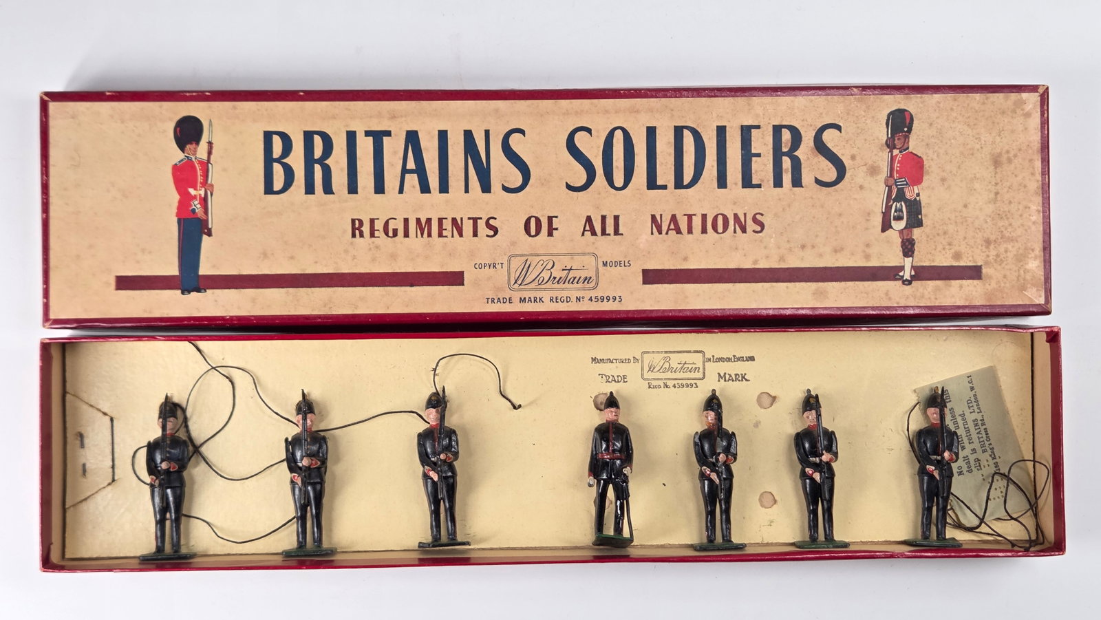 7) BRITAINS PAINTED LEAD SOLDIERS PRESENT ARMS: SET REMAINS IN GOOD CONDITION IN BOX