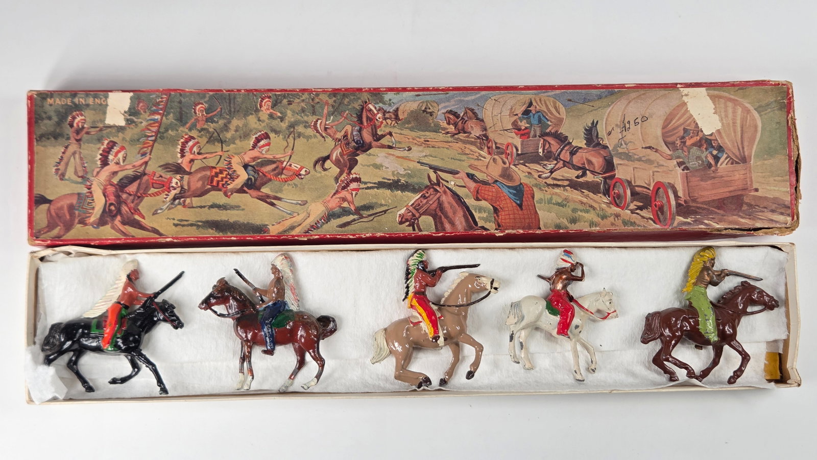 BRITAINS 152 NORTH AMERICAN INDIANS MOUNTED SET: SET REMAINS IN GOOD CONDITION, SHOWING SOME TYPICAL PAINT / USAGE WEAR. IN BOX.