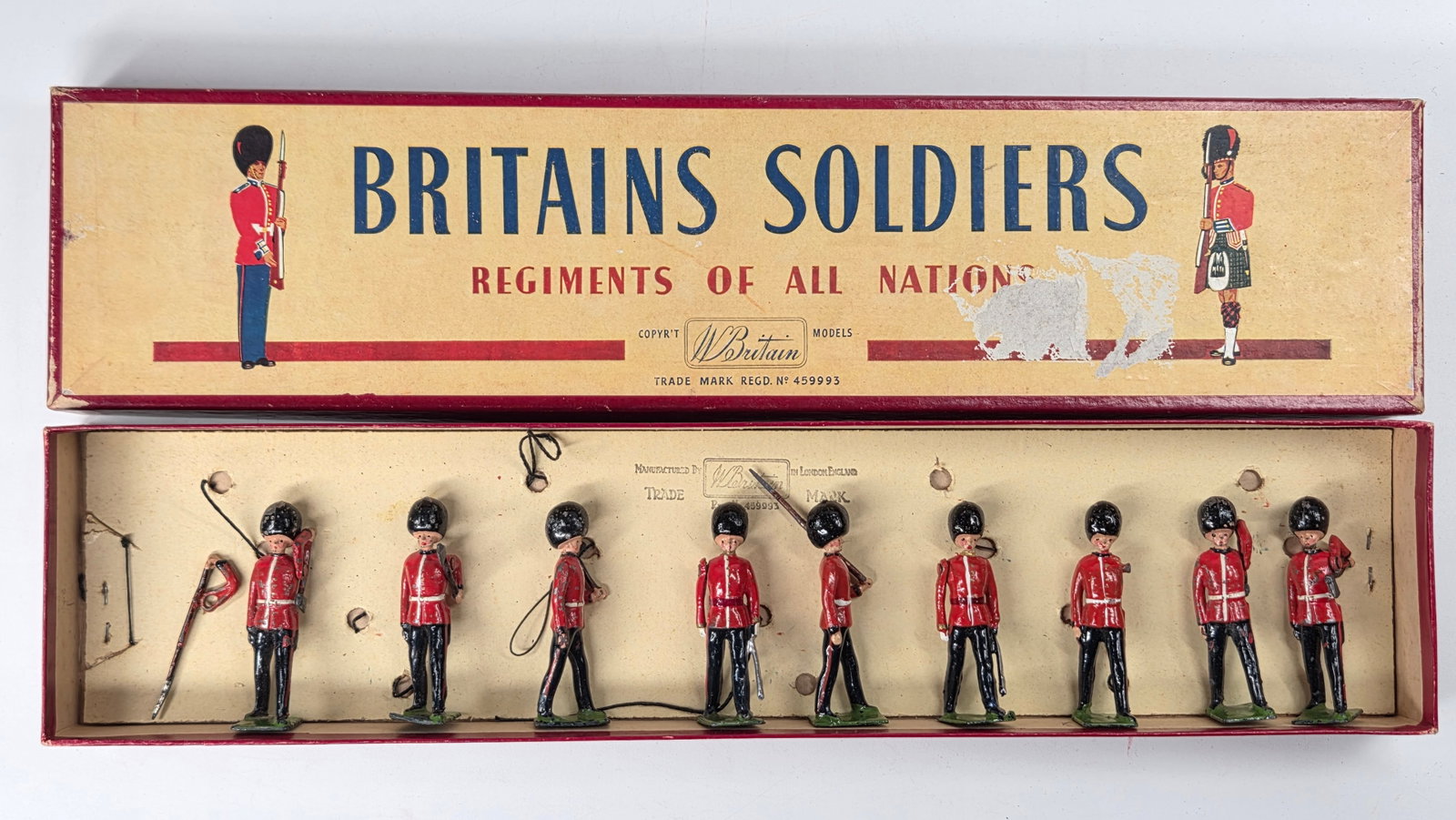 8) BRITAINS PAINTED LEAD SOLDIERS GUARDS MARCHING: SET REMAINS IN GOOD CONDITION SHOWING SOME TYPICAL PAINT / USAGE WEAR. IN BOX