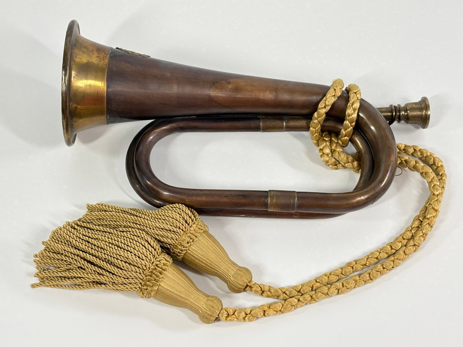 US MILITARY BRASS & COPPER BUGLE: REMAINS IN GOOD CONDITION, SHOWING SOME TYPICAL WEAR.