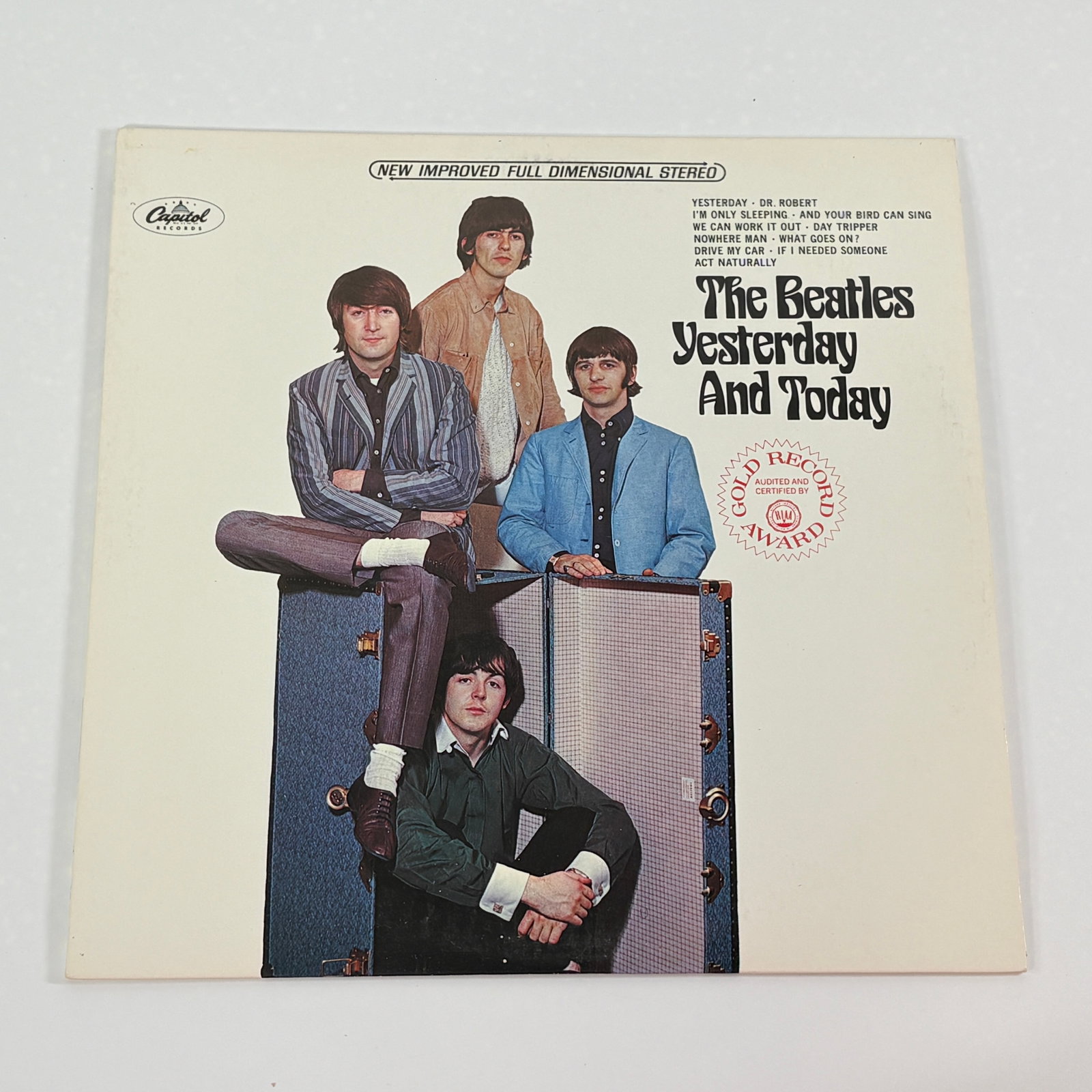 THE BEATLES YESTERDAY AND TODAY LP RECORD ALBUM: REMAINS IN VERY GOOD CLEAN CONDITION.