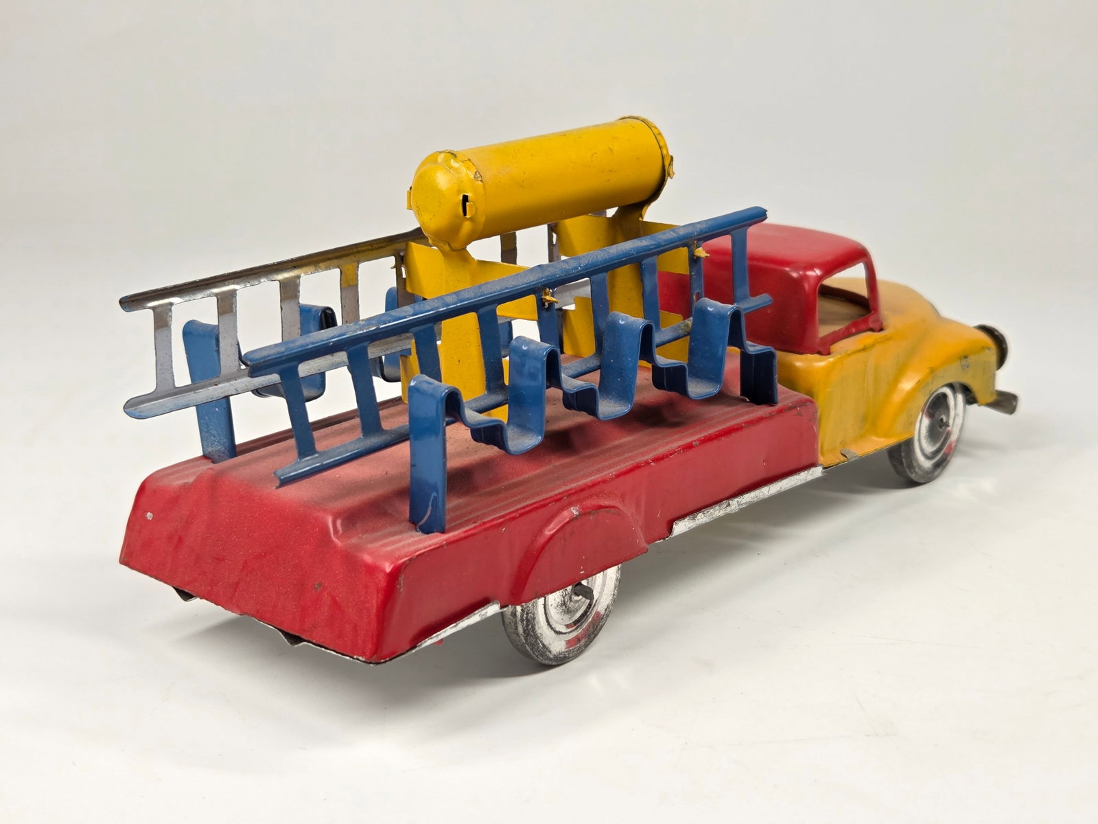 VINTAGE TIN LITHO FIRE ENGINE TRUCK - 3