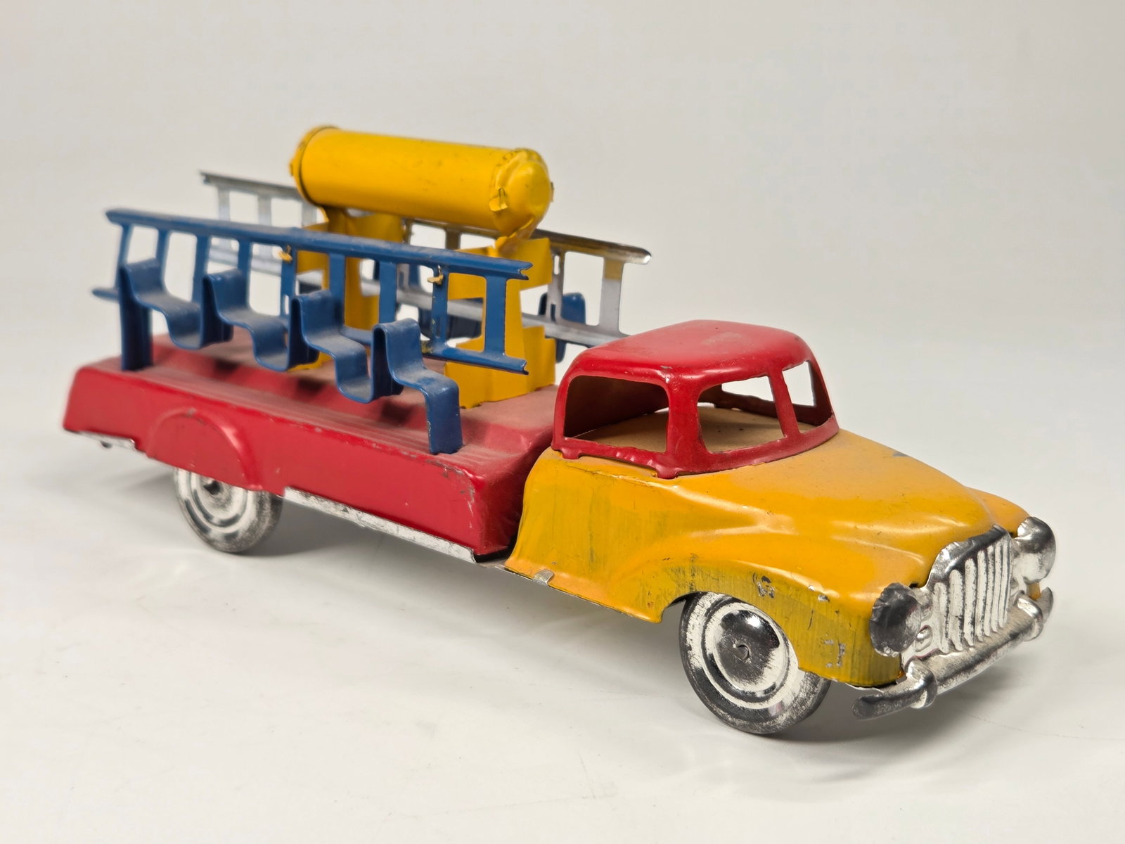 VINTAGE TIN LITHO FIRE ENGINE TRUCK - 4