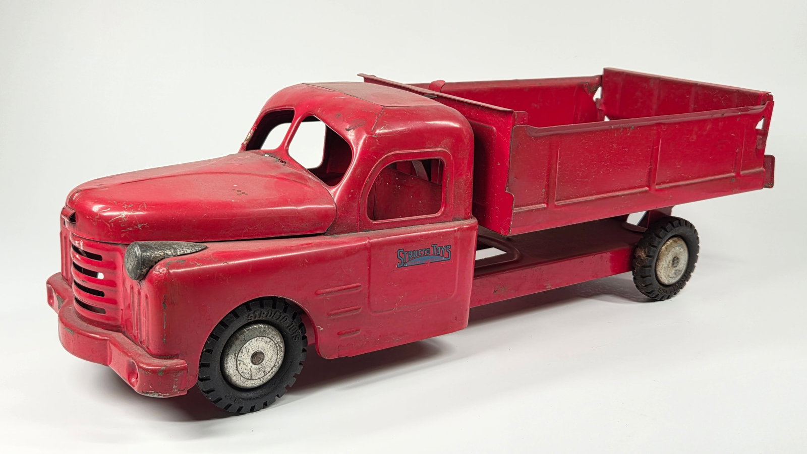 STRUCTO PRESSED STEEL DUMP TRUCK: REMAINS IN GOOD CONDITION, SHOWING SOME TYPICAL WEAR.