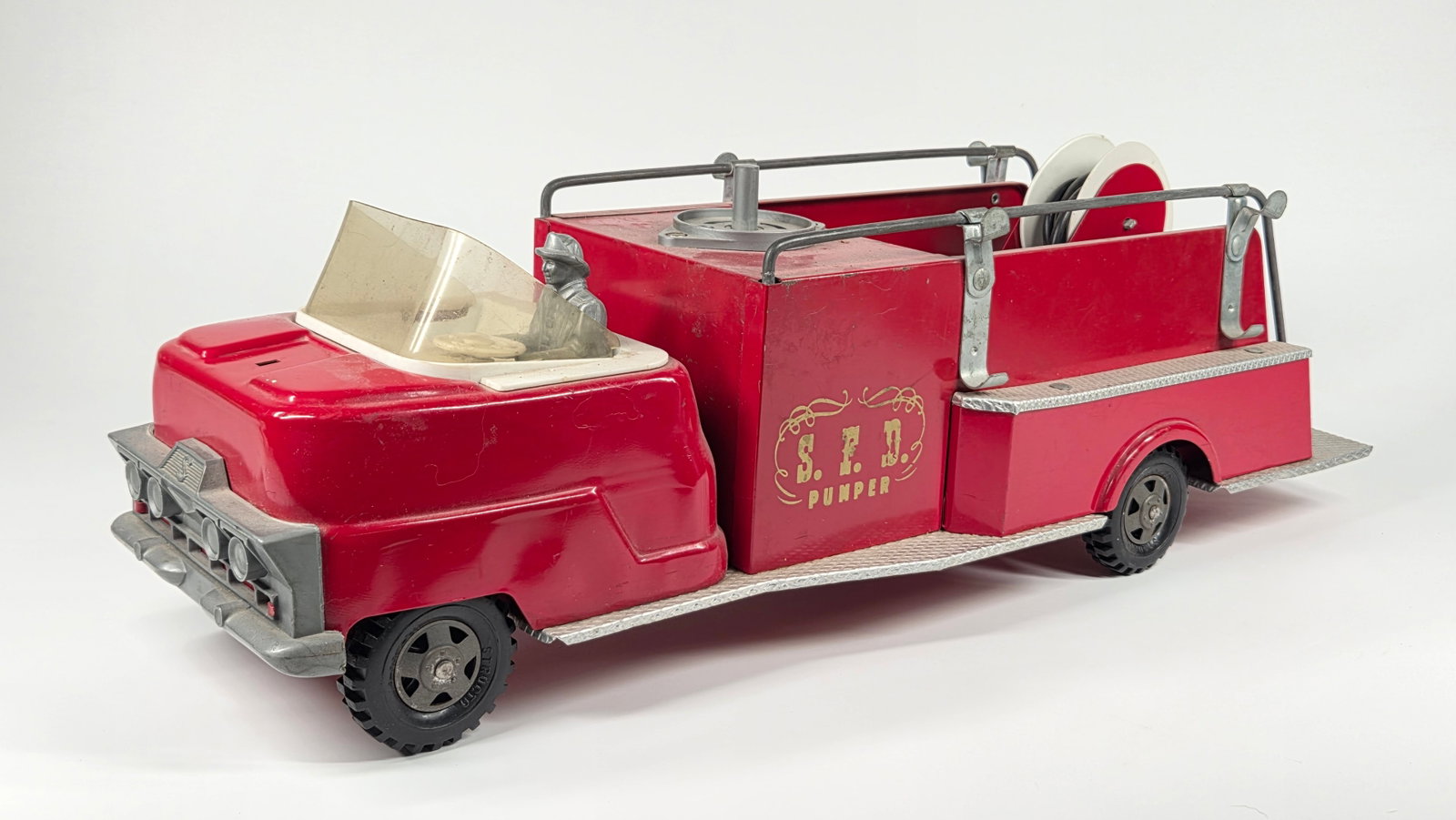 STRUCTO PRESSED STEEL FIRE DEPARTMENT PUMPER TRUCK: REMAINS IN GOOD CONDITION, SHOWING SOME TYPICAL USAGE WEAR. MISSING PIECE ON TOP OF TRUCK.