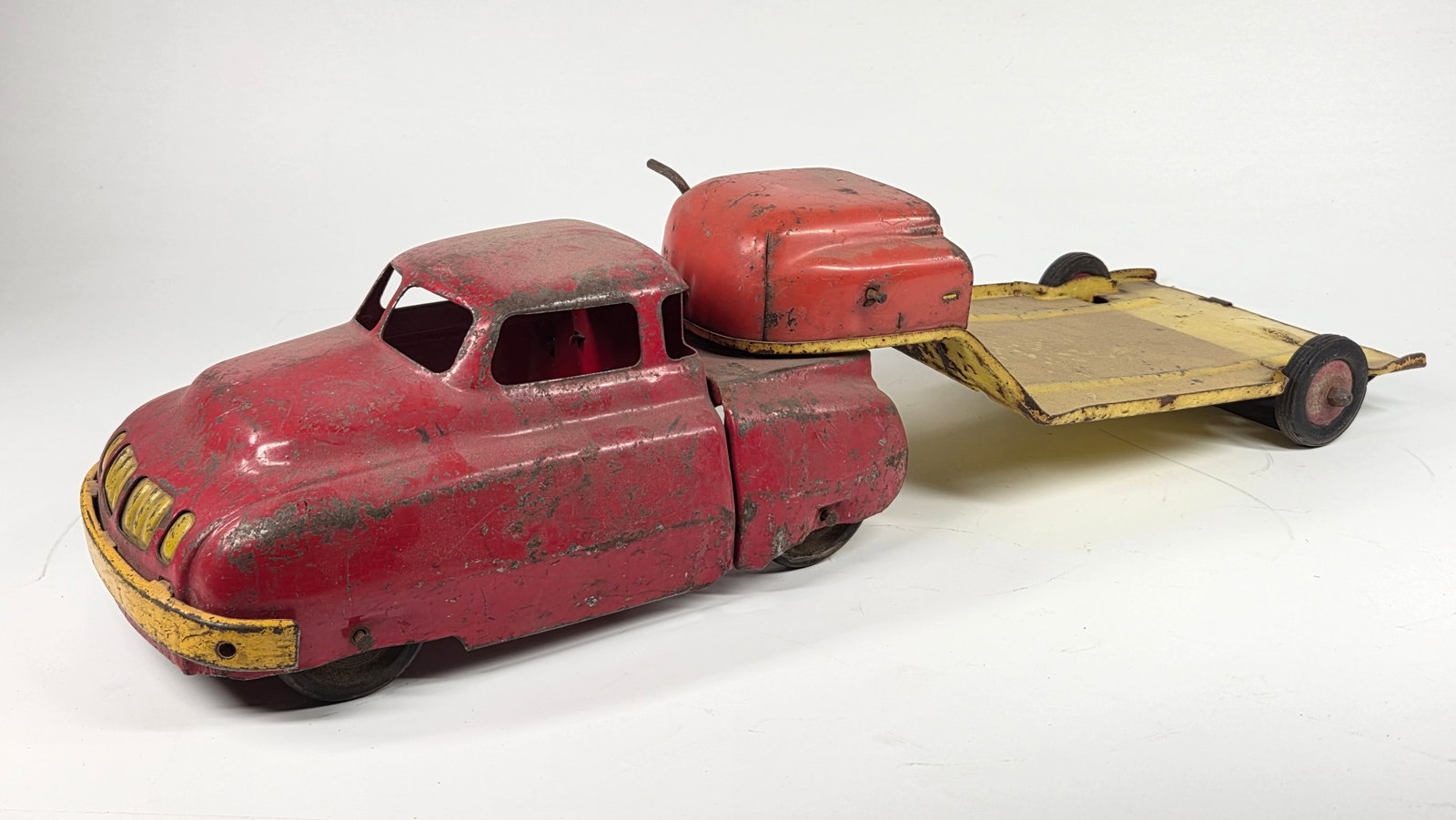WYANDOTTE PRESSED STEEL TRUCK W/ LOW LOAD TRAILER (1 of 4)