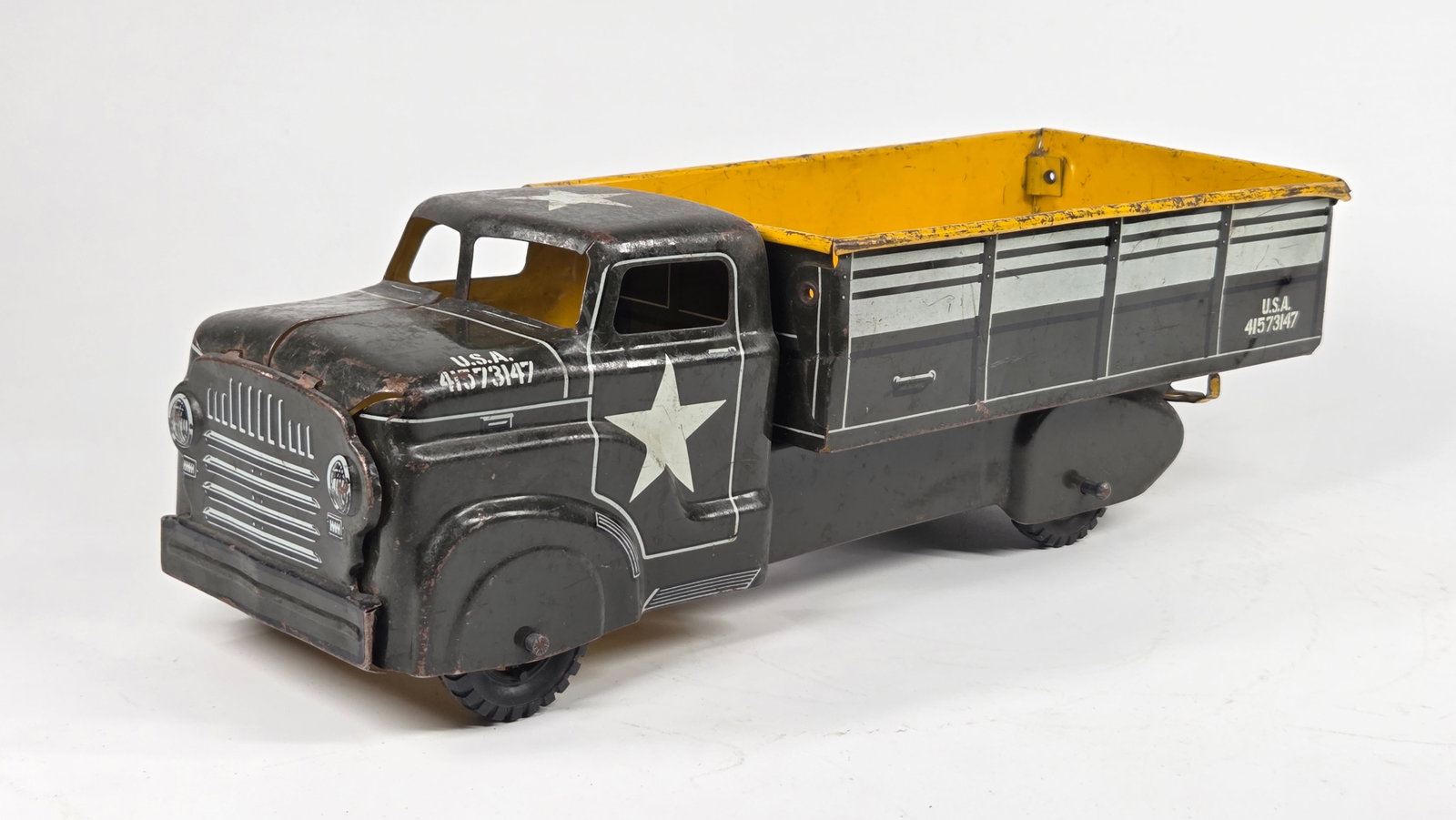 MARX PRESSED STEEL US ARMY TRUCK: REMAINS IN FAIR TO GOOD CONDITION, SHOWING SOME TYPICAL WEAR.