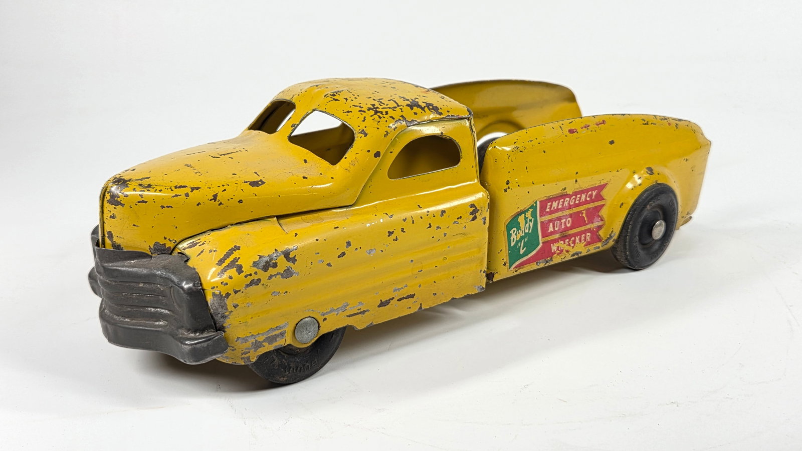 BUDDY L PRESSED STEEL EMERGENCY AUTO WRECKER TRUCK: REMAINS IN FAIR CONDITION, SHOWING TYPICAL WEAR. MISSING WRECKER TOW PIECE.