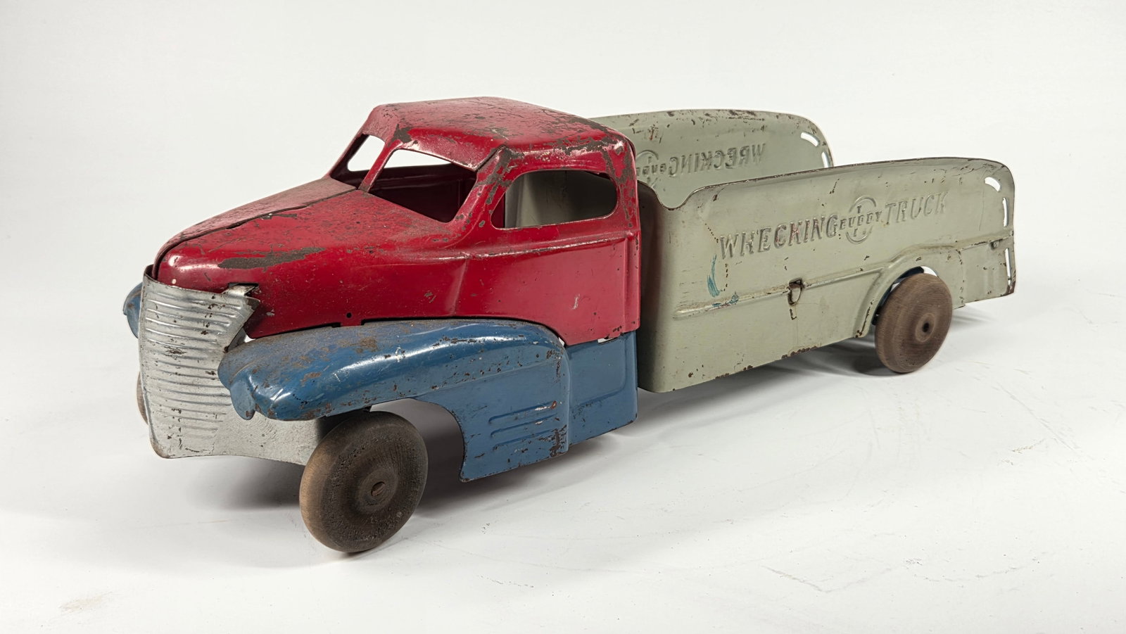 BUDDY L PRESSED STEEL WRECKING TRUCK: REMAINS IN FAIR TO GOOD CONDITION, SHOWING TYPICAL USAGE WEAR. MISSING WRECK TOW PIECE.