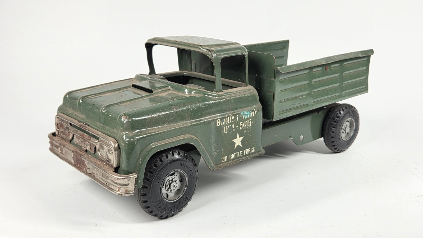 BUDDY L PRESSED STEEL US ARMY TRUCK: REMAINS IN FAIR CONDITION, SHOWING TYPICAL USAGE WEAR.