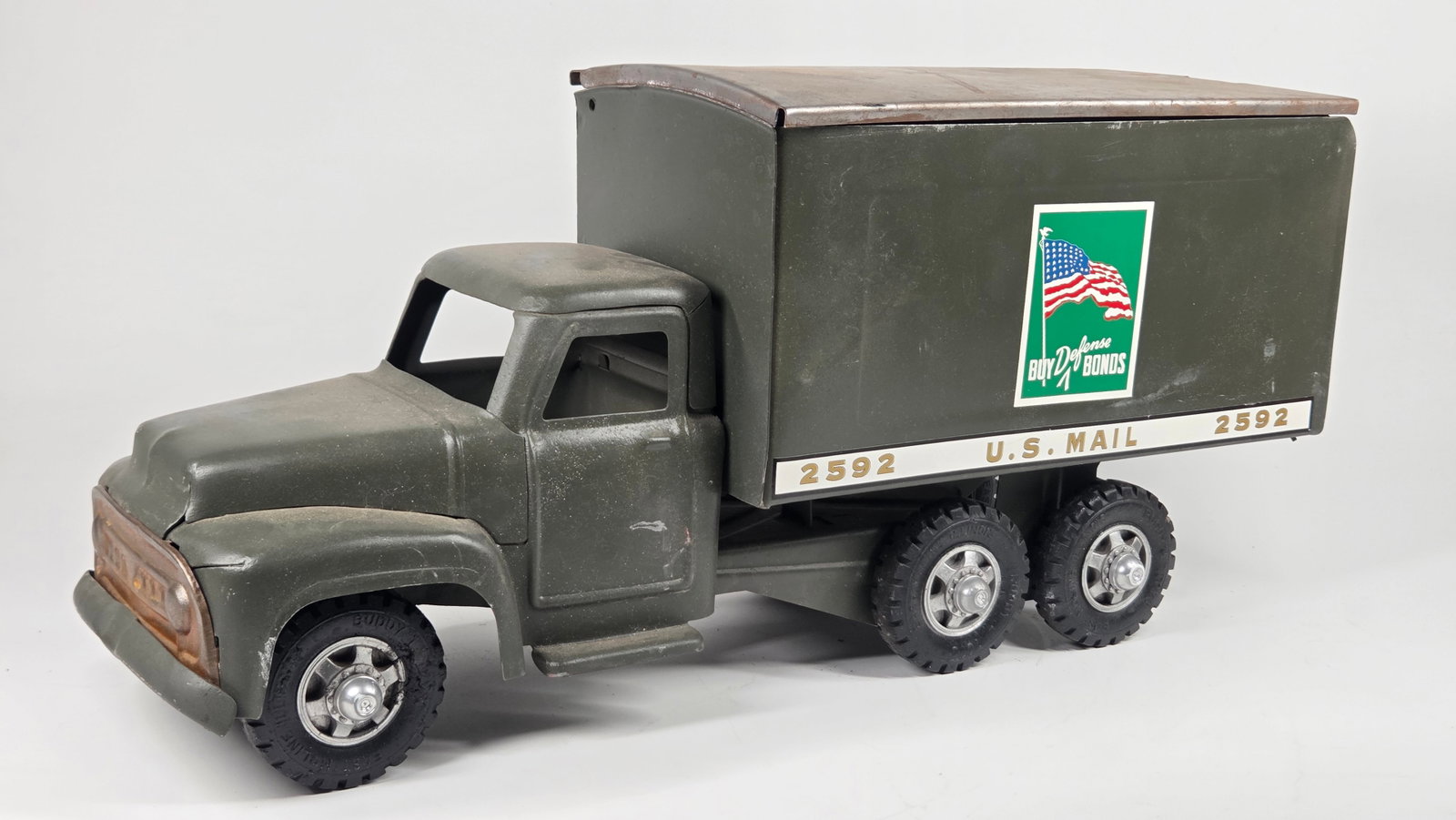 PARTIALLY RESTORED BUDDY L PRESSED STEEL WAR BONDS TRUCK: REMAINS IN FAIR PARTIALLY RESTORED CONDITION. REPLACED STICKERS. TOP SHOWING WEAR. ENTIRE TRUCK PAINT MATTE GREEN.