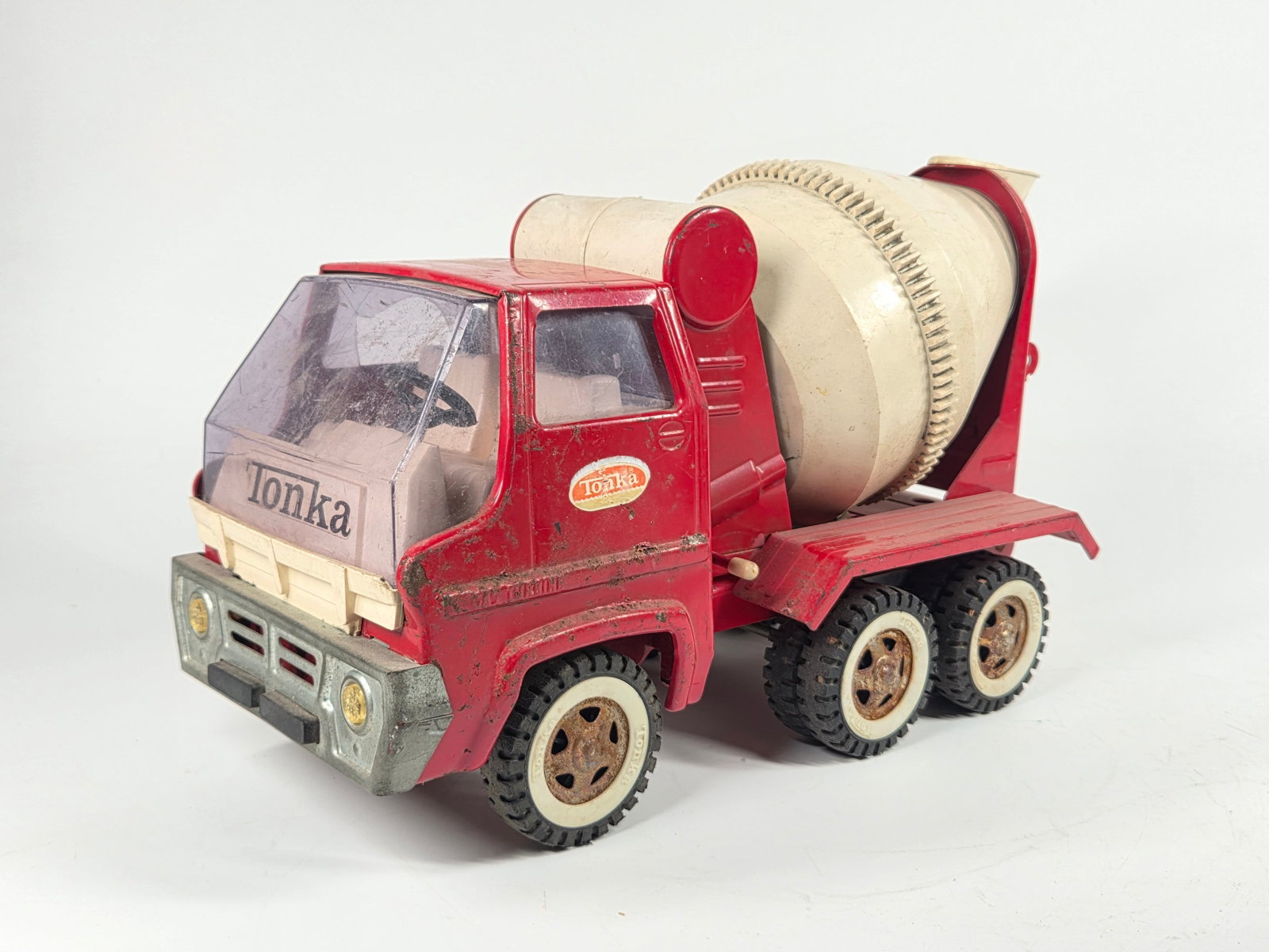 TONKA PRESSED STEEL CEMENT MIXER: REMAINS IN FAIR CONDITION, SHOWING USAGE WEAR THROUGHOUT. HOLE IN THE PASSENGER SIDE WINDOW.