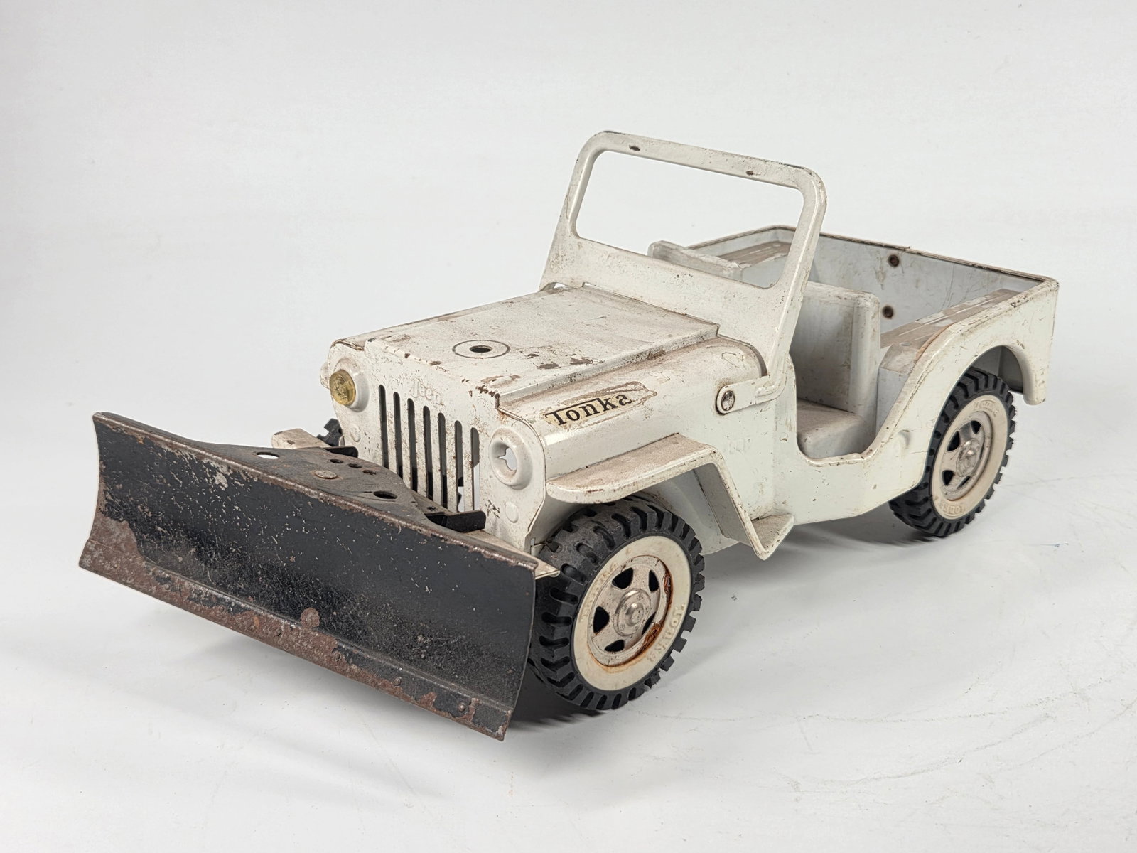 TONKA PRESSED STEEL JEEP W/ PLOW: REMAINS IN FAIR CONDITION, SHOWING WEAR THROUGHOUT. MISSING LIGHT ON HOOD.