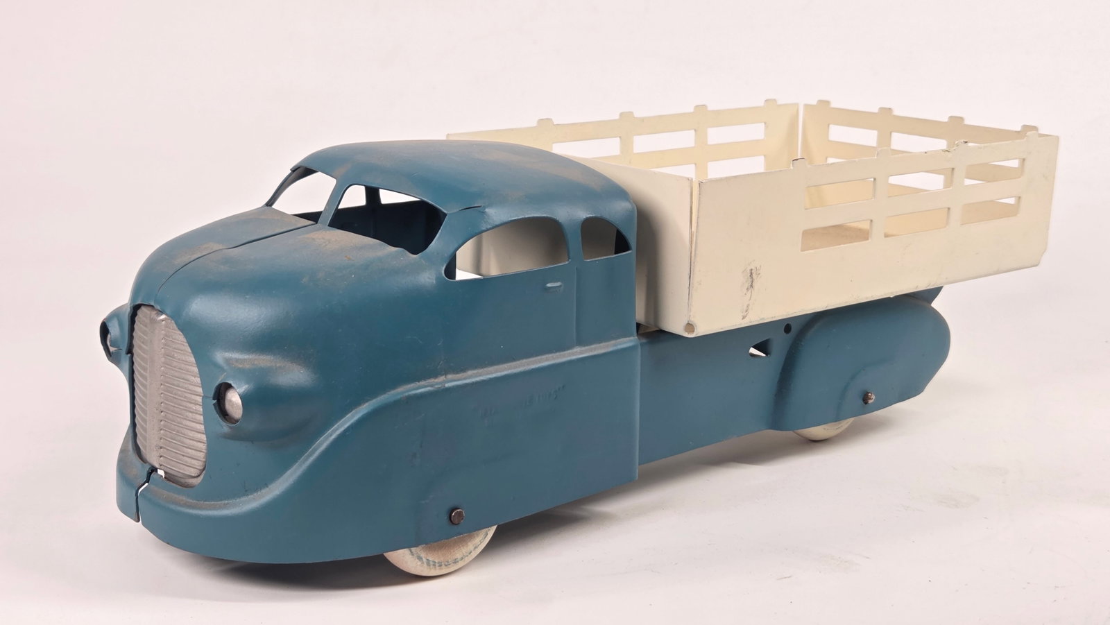 RESTORED PRESSED STEEL WYANDOTTE STAKE TRUCK: REMAINS IN GOOD RESTORED CONDITION.
