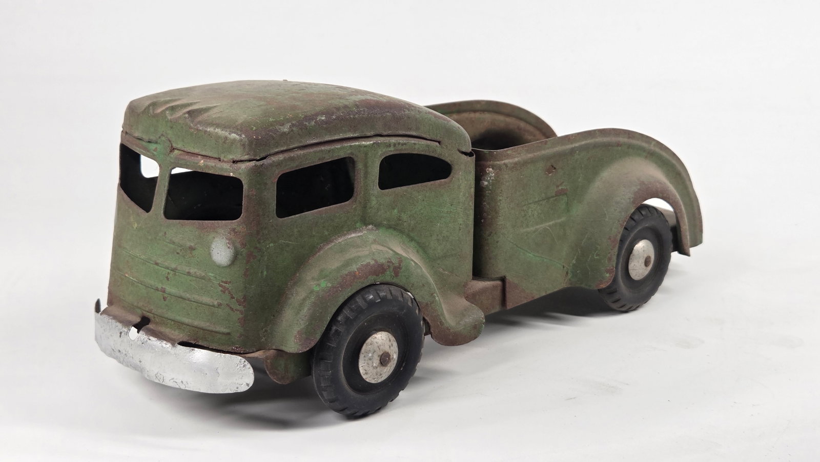 LINCOLN TOYS PRESSED STEEL WRECKER TOW TRUCK: REMAINS IN FAIR CONDITION, SHOWING WEAR THROUGHOUT. MISSING WRECKER TOW PIECE.