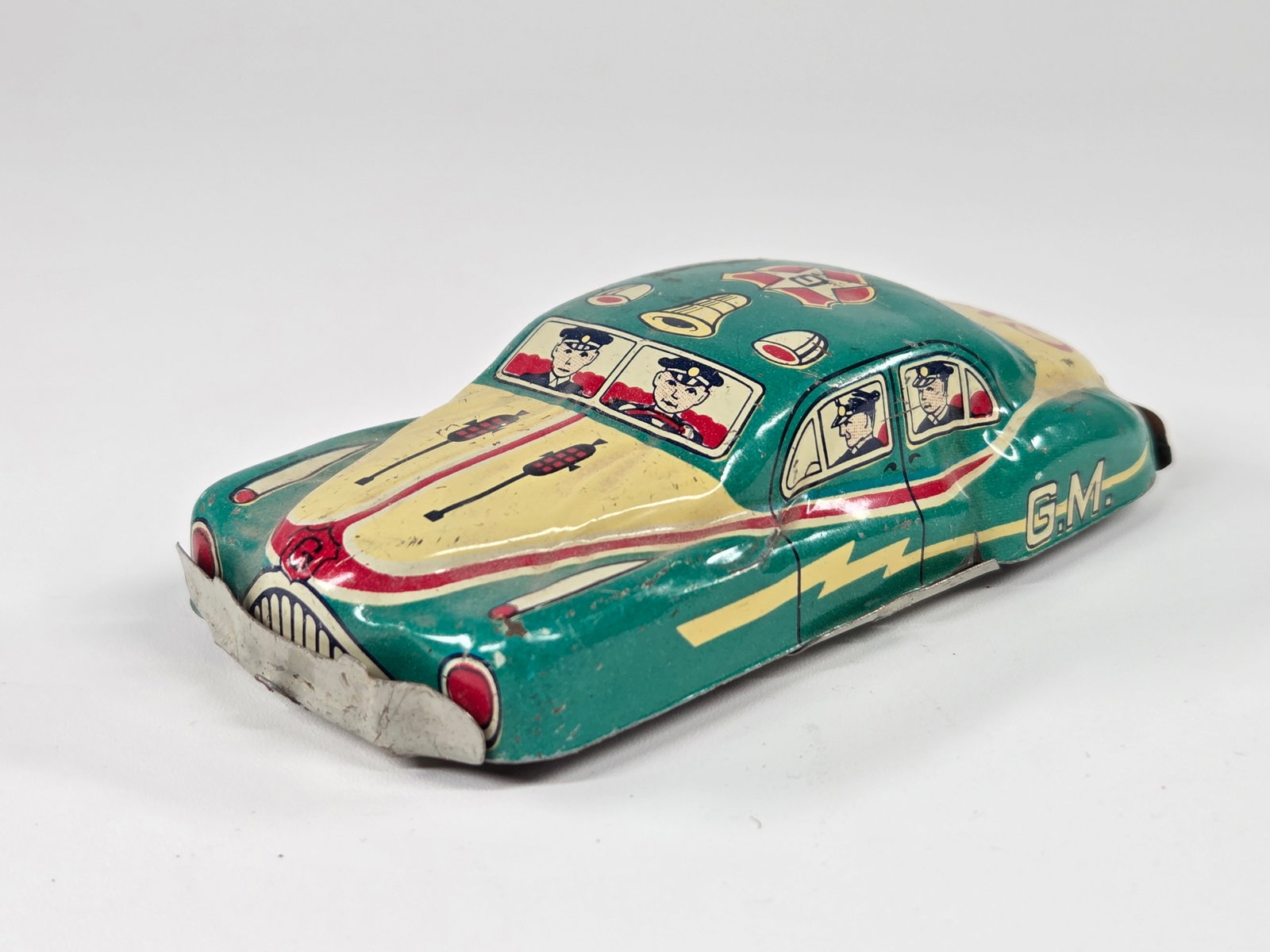 SMALL JAPAN TIN LITHO G.M. CAR: REMAINS IN GOOD CONDITION, SHOWING SOME TYPICAL WEAR.