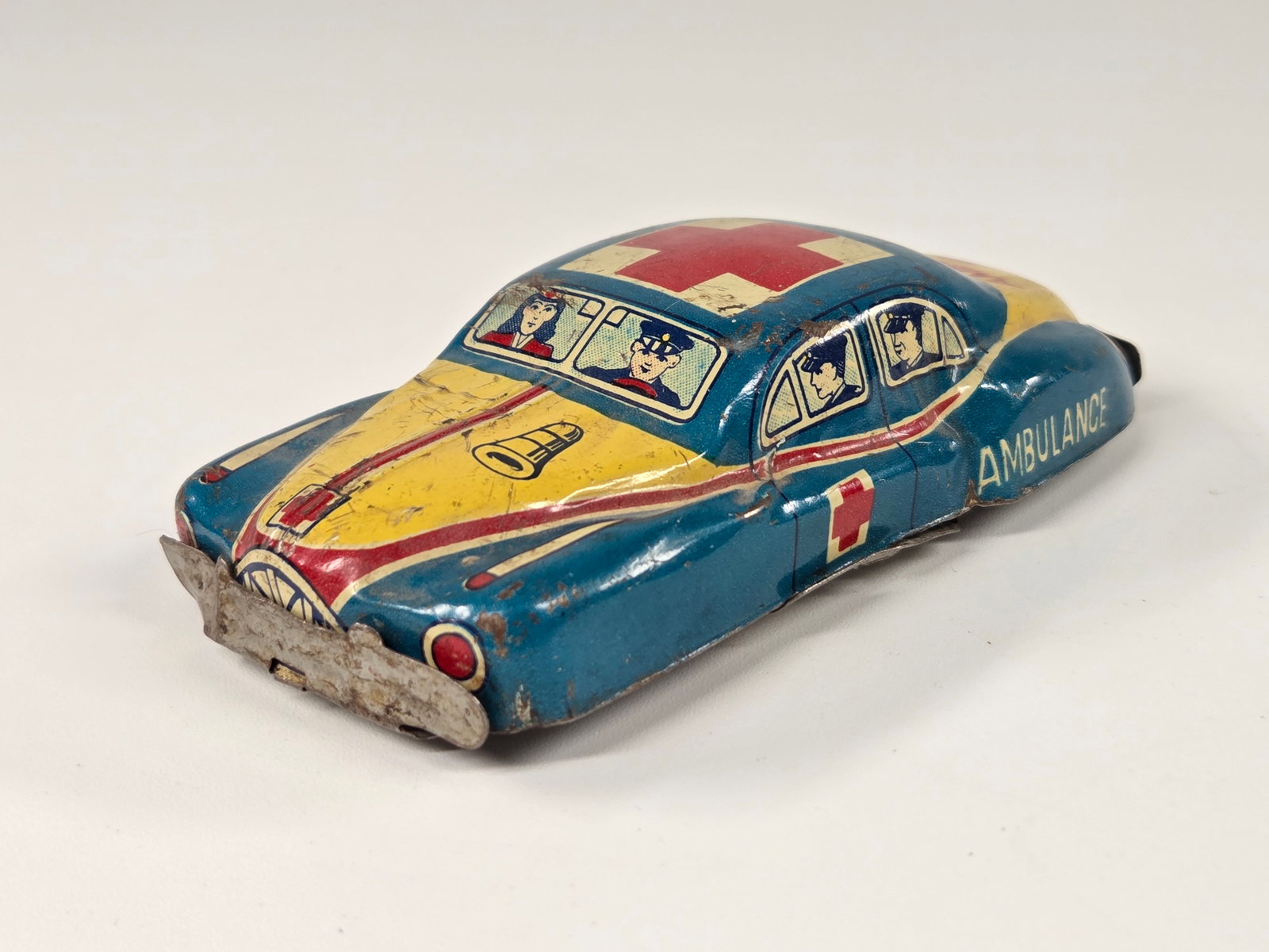 SMALL JAPAN TIN LITHO AMBULANCE CAR: REMAINS IN GOOD CONDITION, SHOWING SOME TYPICAL WEAR.