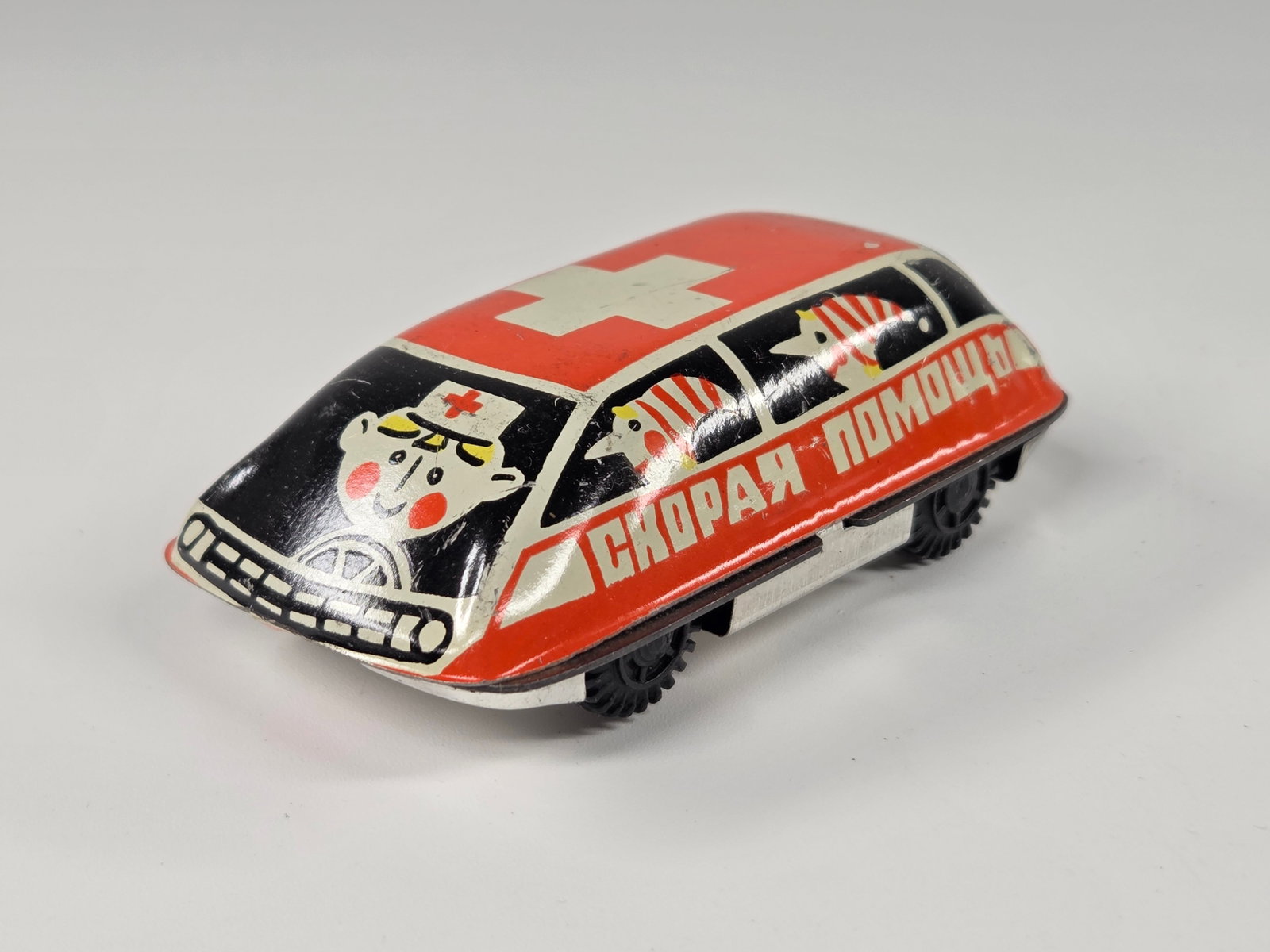 SMALL RUSSIAN TIN LITHO AMBULANCE: REMAINS IN GOOD CONDITION, SHOWING SOME TYPICAL WEAR.