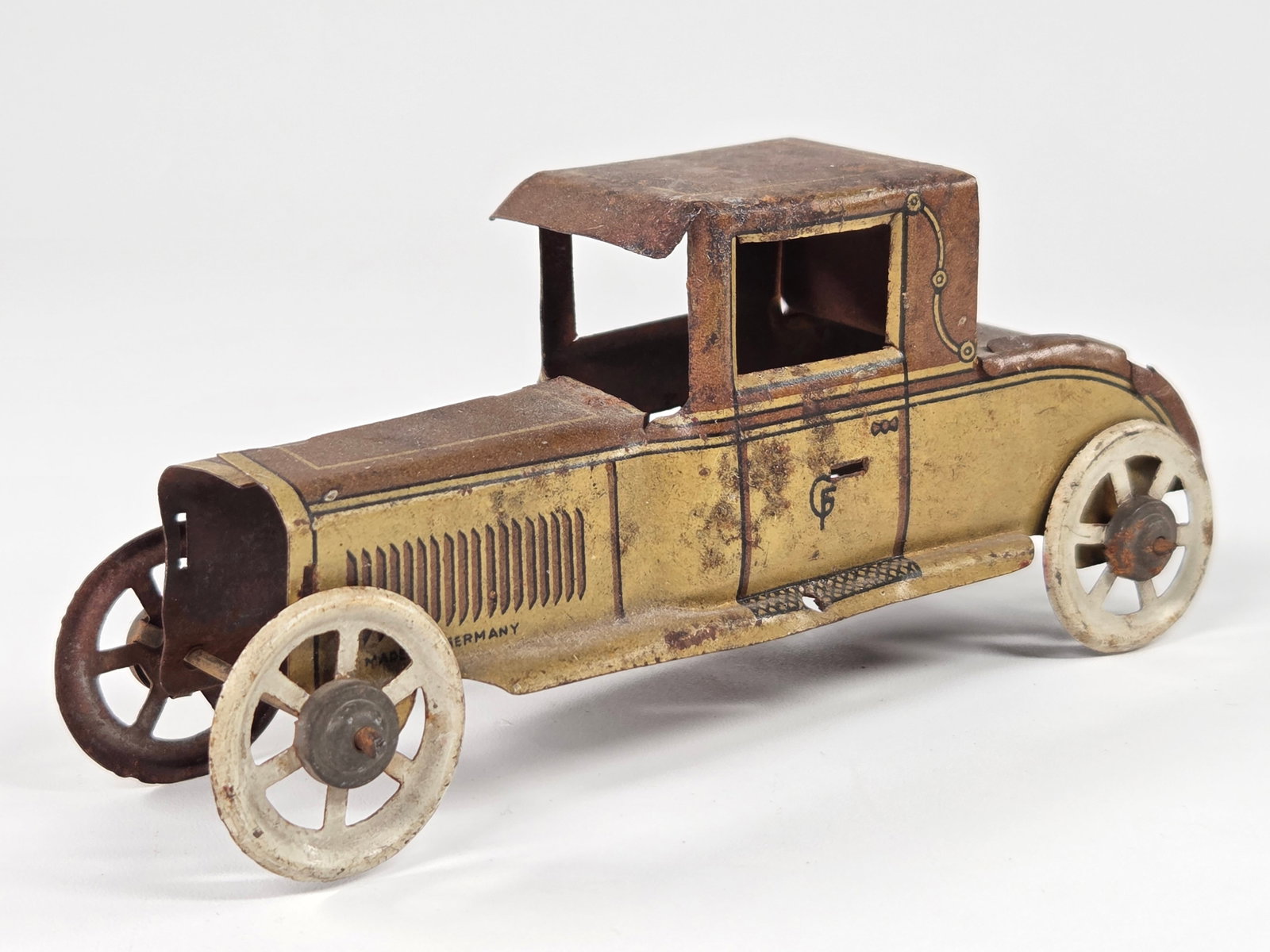 GEORG FISCHER TIN LITHO GERMAN PENNY TOY AUTOMOBILE: REMAINS IN FAIR CONDITION, SHOWING SOME TYPICAL WEAR. MISSING FRONT GRILL PIECE.