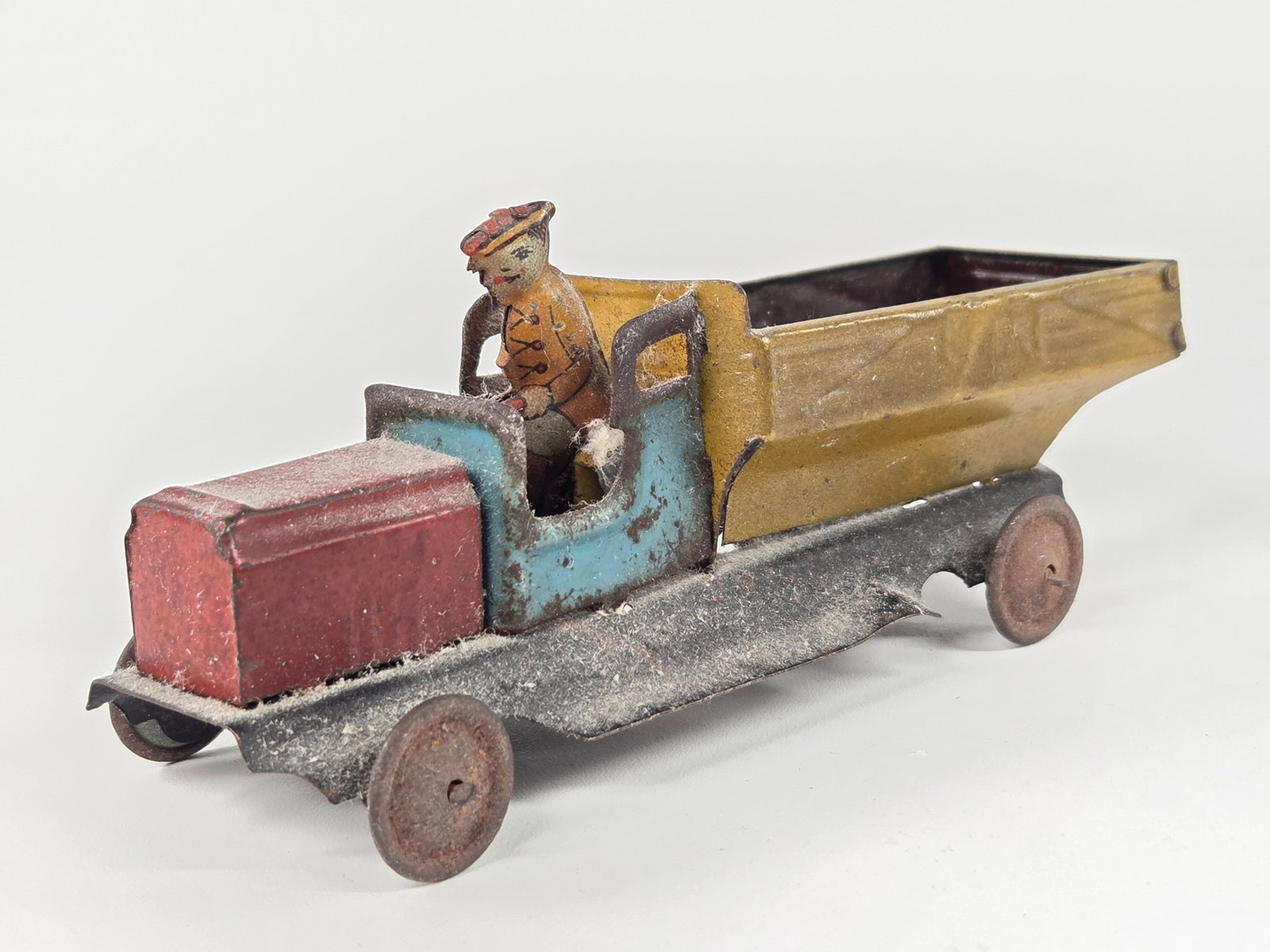 ANTIQUE GERMAN TIN LITHO PENNY TOY DUMP TRUCK: REMAINS IN FAIR TO GOOD CONDITION, SHOWING TYPICAL WEAR THROUGHOUT.