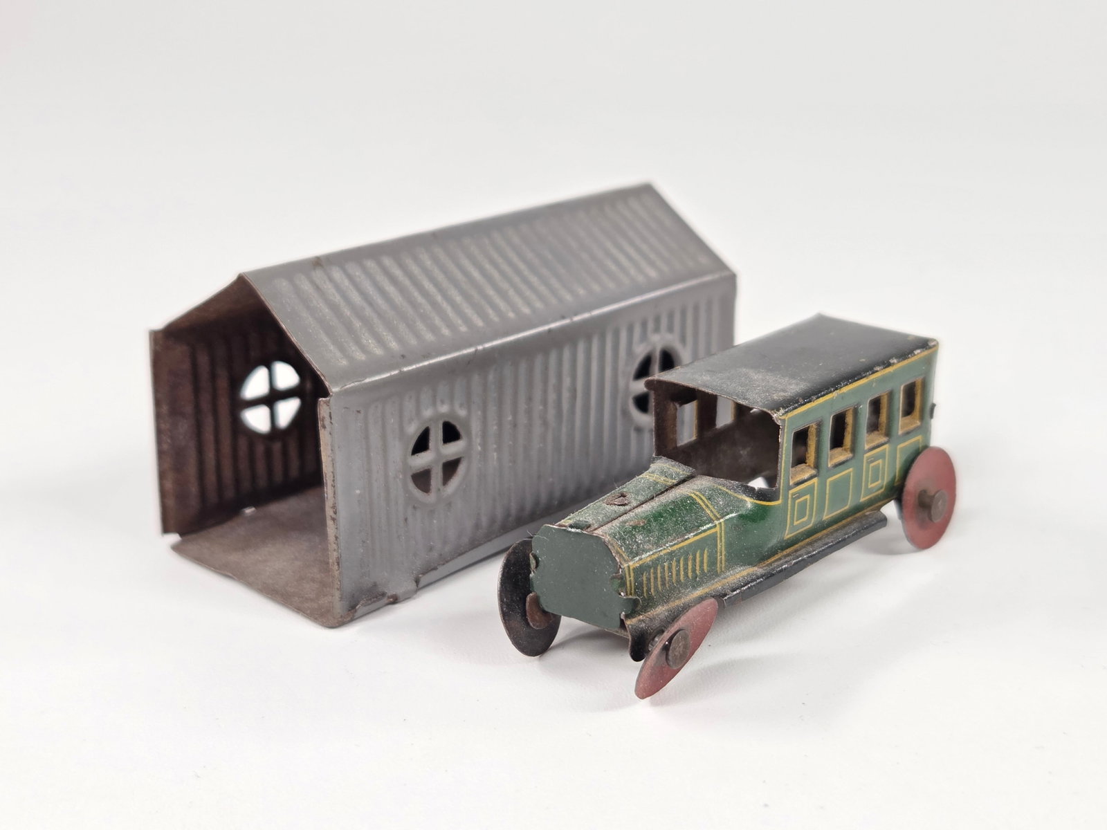 GERMAN TIN LITHO GARAGE & TOURING CAR (1 of 4)