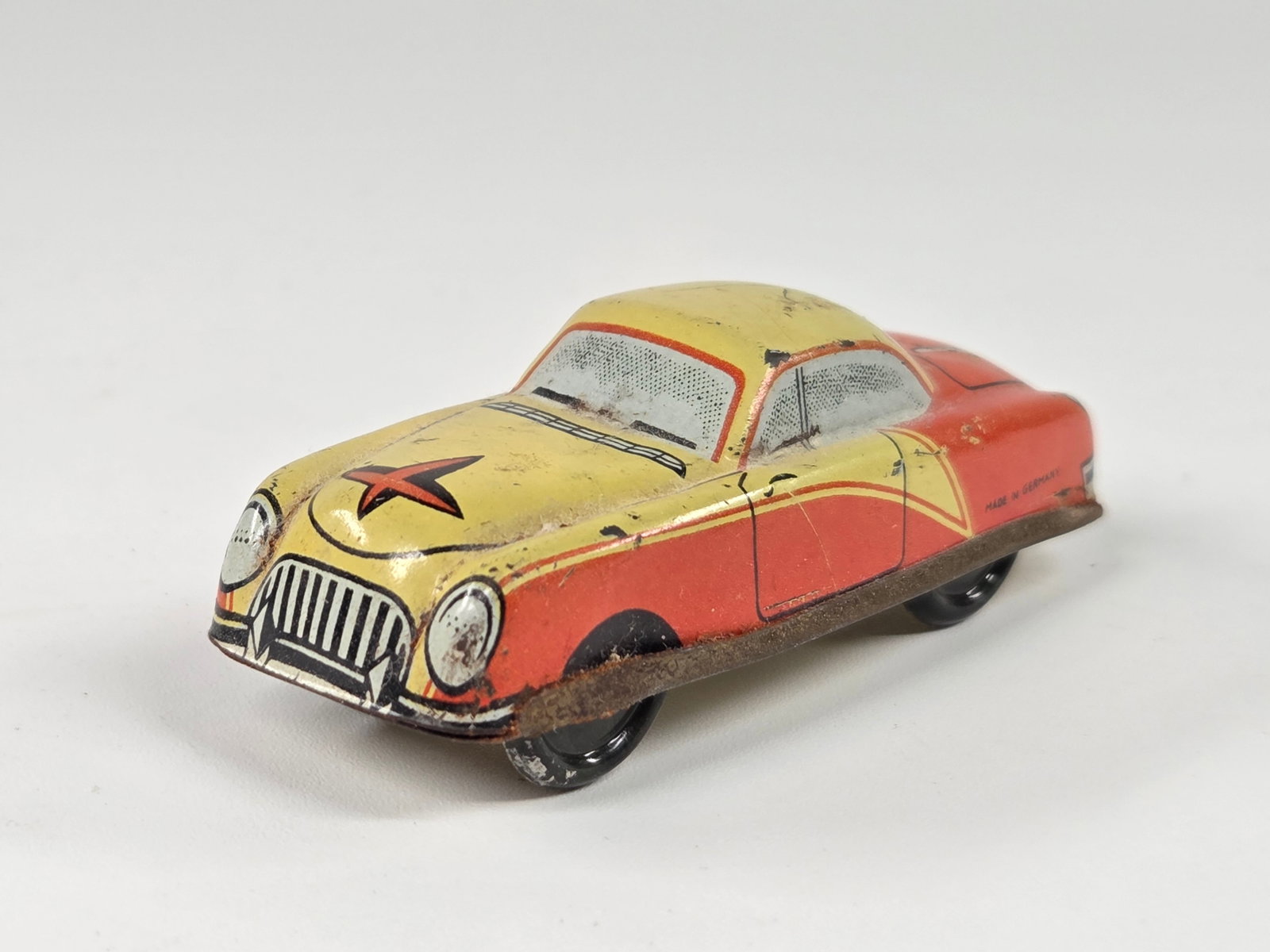 SMALL GERMAN TIN LITHO CAR: REMAINS IN FAIR TO GOOD CONDITION, SHOWING SOME TYPICAL WEAR.