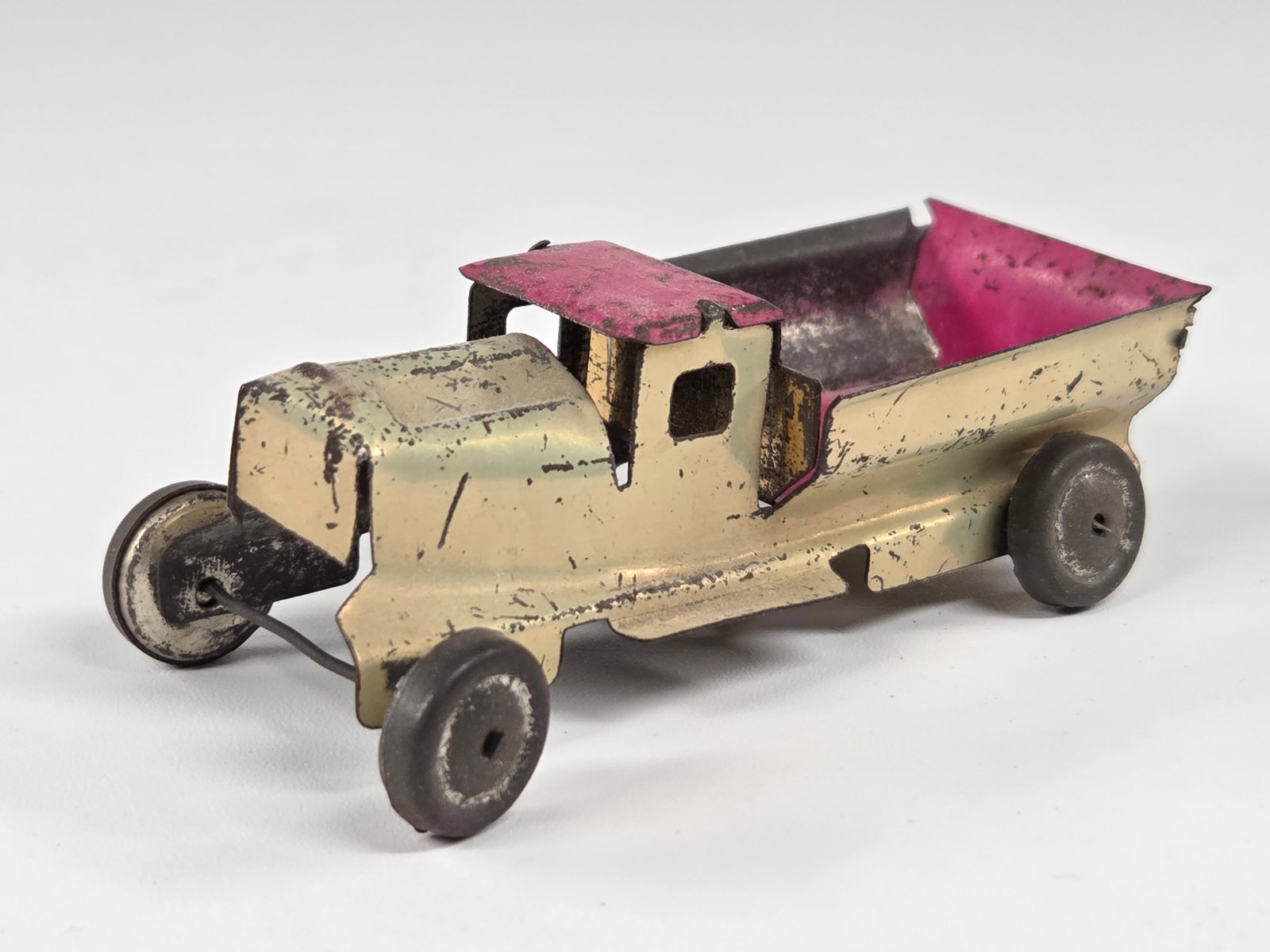SMALL JAPAN TIN LITHO PENNY TOY DUMP TRUCK: REMAINS IN FAIR CONDITION, SHOWING TYPICAL WEAR.