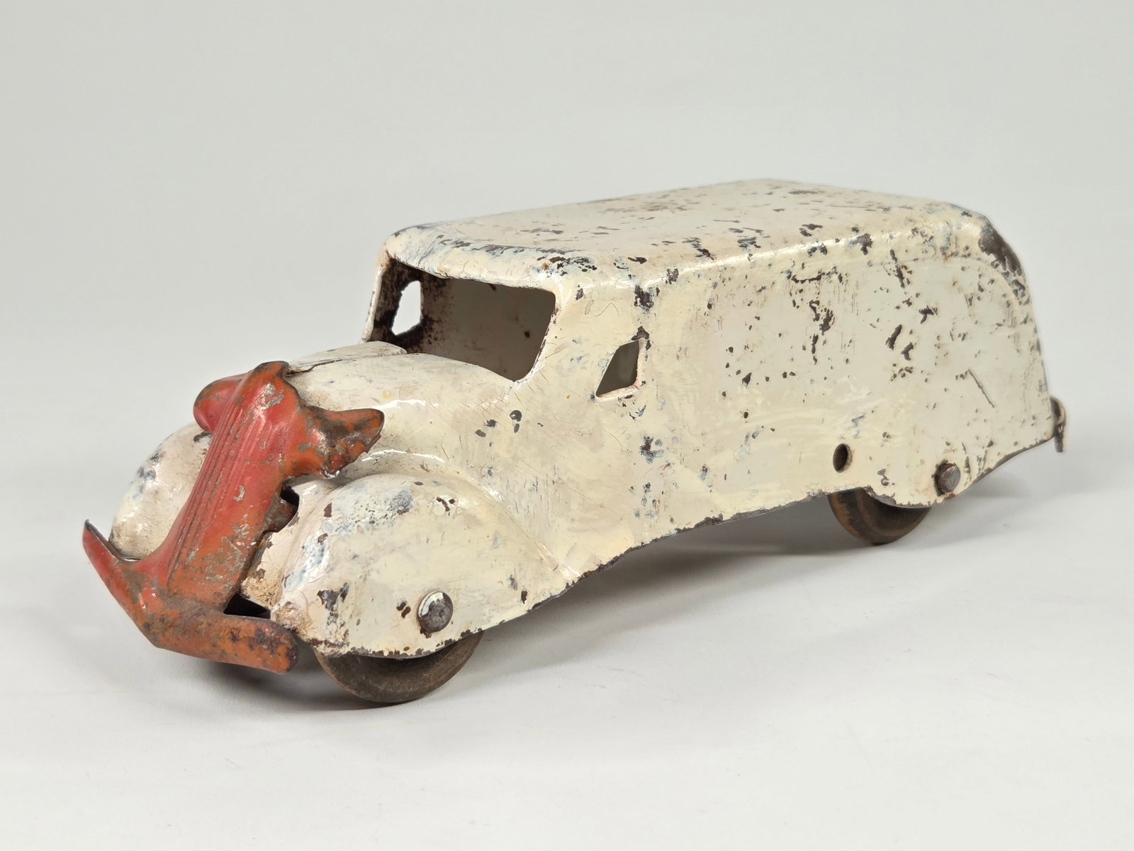 MARX PRESSED STEEL AMBULANCE (1 of 5)