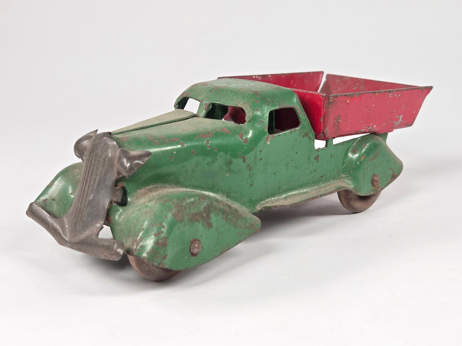 MARX PRESSED STEEL STREAMLINE STAKE BODY TRUCK: REMAINS IN FAIR TO GOOD CONDITION, SHOWING SOME TYPICAL WEAR.