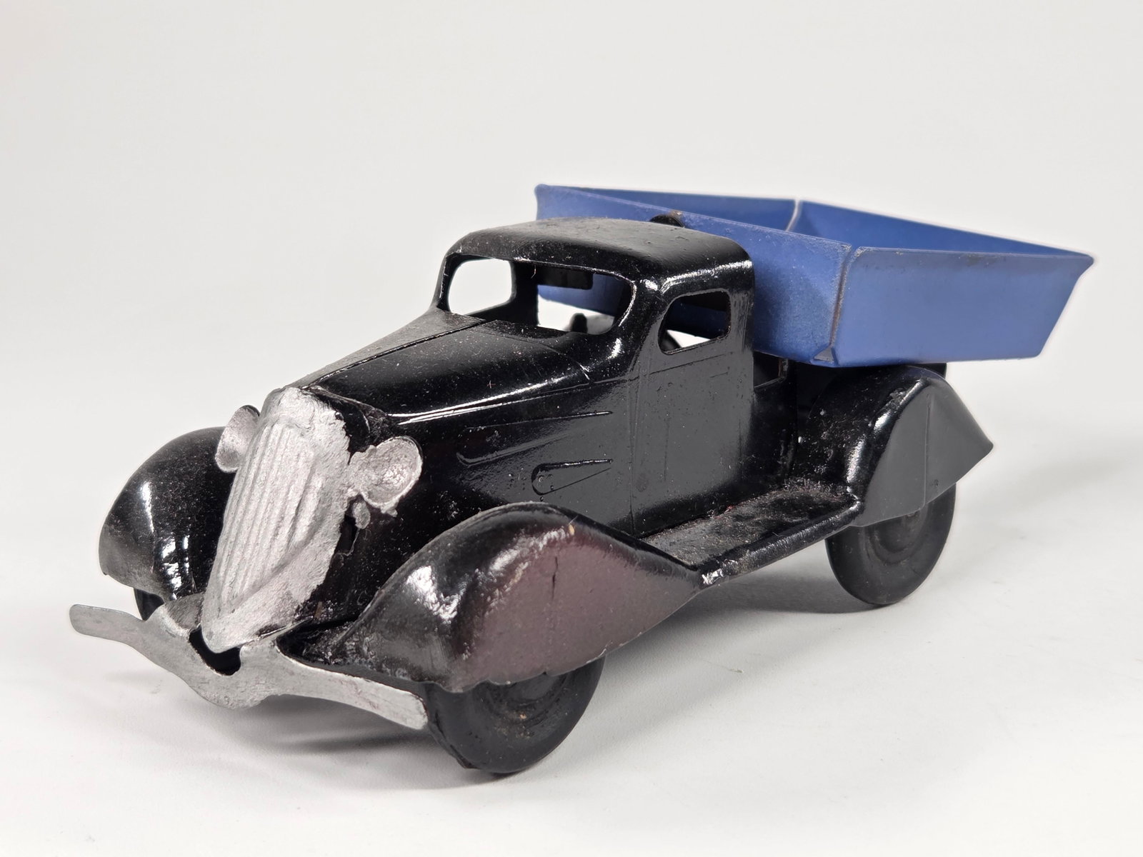 RESTORED MARX PRESSED STEEL STREAMLINE DUMP TRUCK: REMAINS IN FAIR TO GOOD RESTORED CONDITION, SHOWING SOME TYPICAL WEAR.
