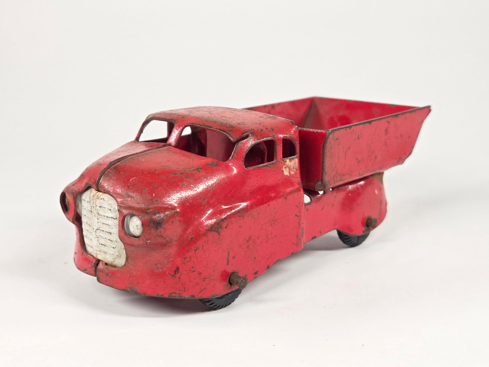 RED WYANDOTTE PRESSED STEEL DUMP TRUCK