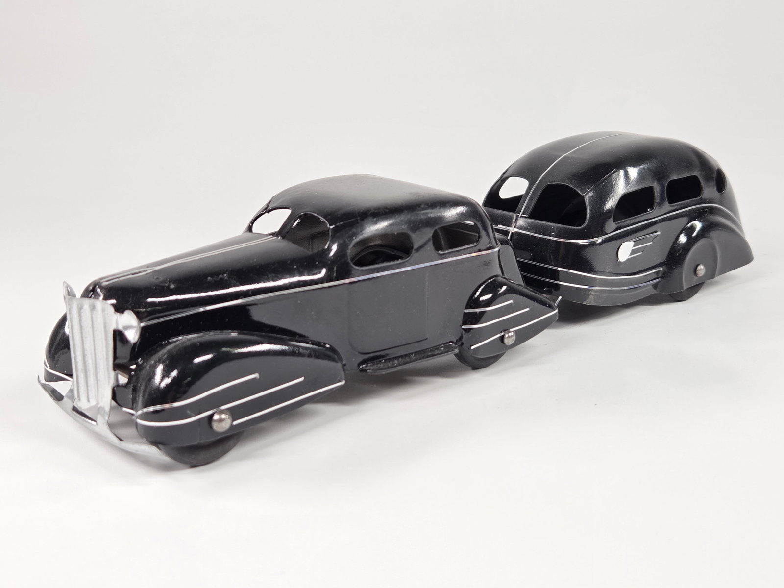 RESTORED MARX PRESSED STEEL STREAMLINE CAR & TRAILER: BOTH REMAIN IN VERY GOOD CONDITION, SHOWING SOME LIGHT TYPICAL WEAR.