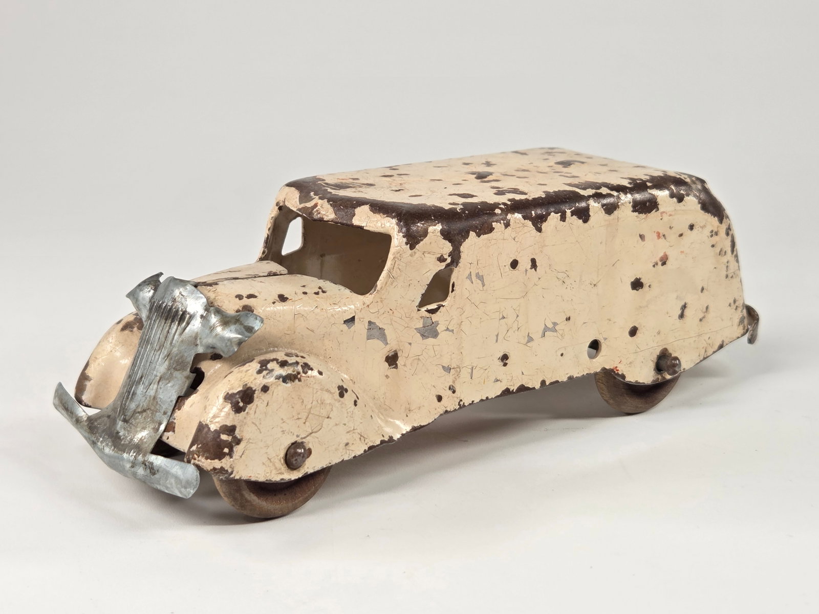 MARX PRESSED STEEL MILK TRUCK: REMAINS IN FAIR CONDITION, SHOWING PAINT WEAR THROUGHOUT.