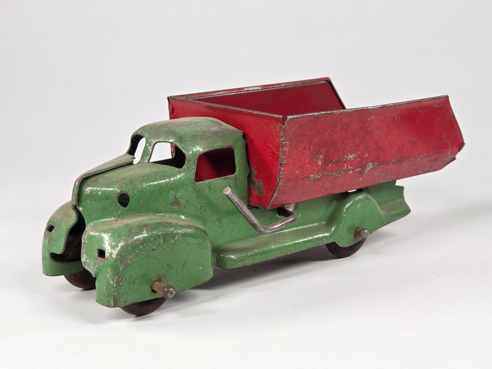 MARX PRESSED STEEL DUMP TRUCK: REMAINS IN FAIR CONDITION, SHOWING TYPICAL WEAR. MISSING GRILL PIECE.